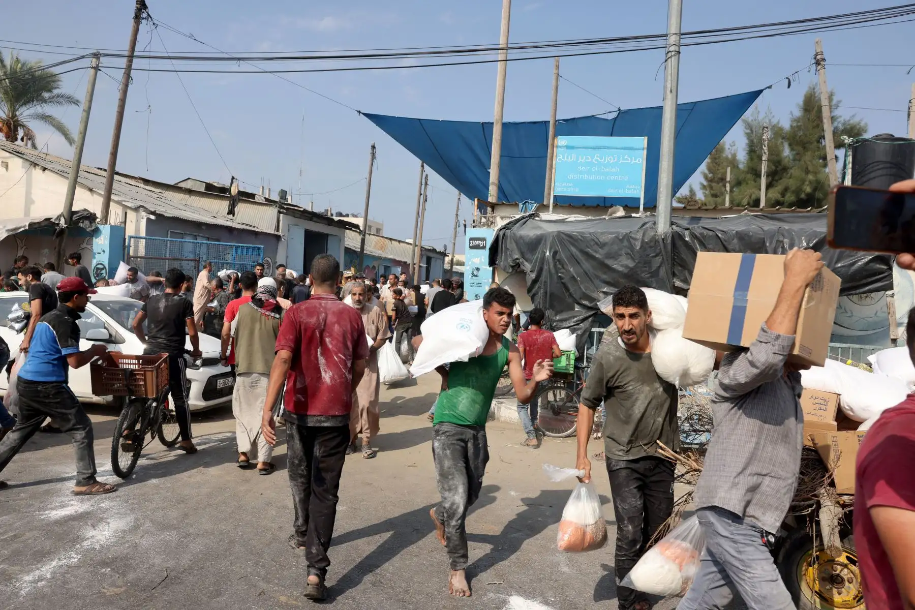 Los palestinos recogen cajas y bolsas de un centro de suministro de ayuda gestionado por la ONU y distribuyen alimentos a los palestinos locales y a las personas desplazadas tras el llamamiento de Israel a más de 1 millón de residentes en el norte de Gaza.
Foto: ANDINA /AFP