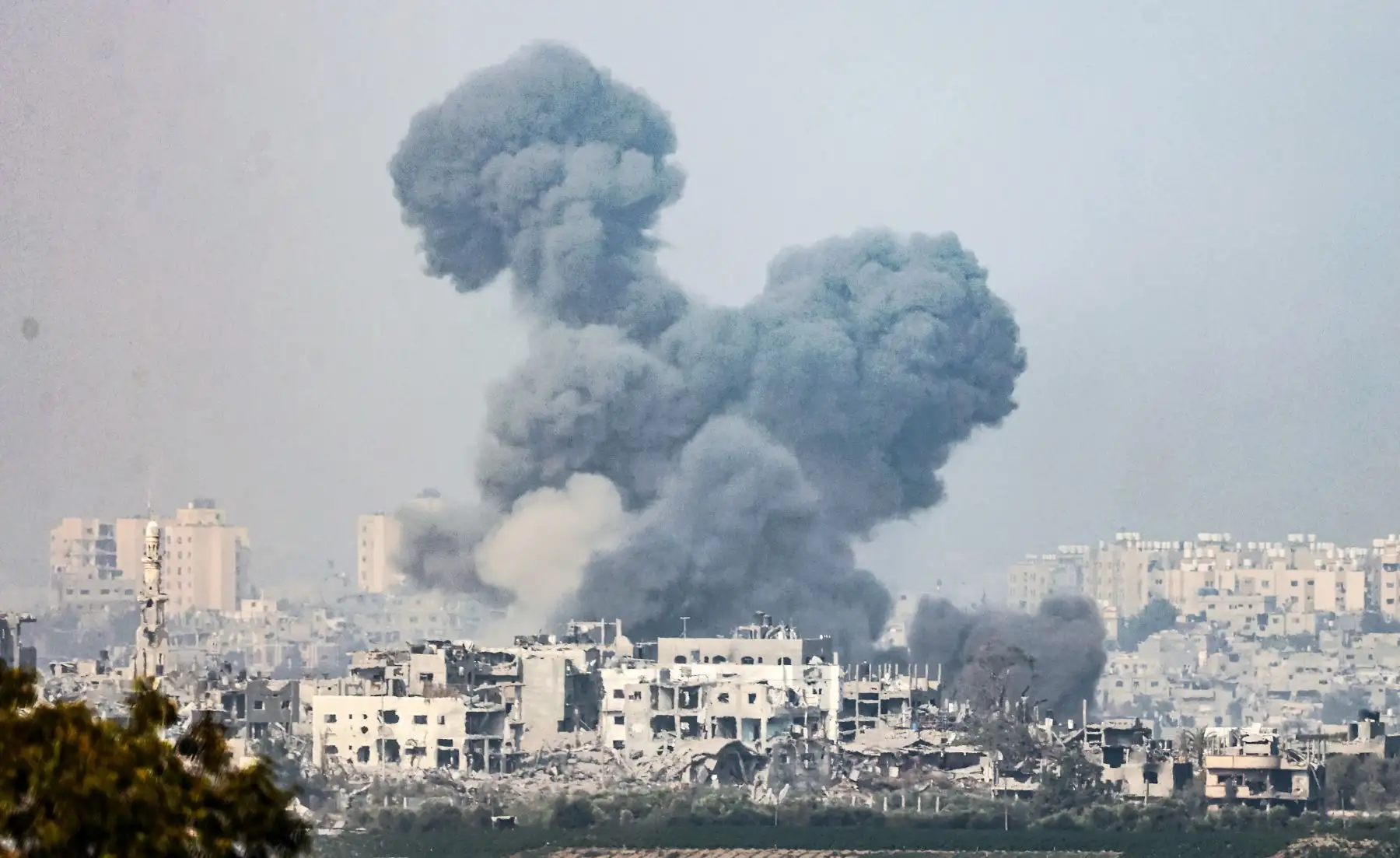 Se eleva humo desde la parte norte de la Franja de Gaza como resultado de un ataque aéreo israelí, en un lugar no revelado cerca de la frontera con Gaza, en Israel. confirmaron las FDI. Más de 7.000 palestinos y al menos 1.300 israelíes han muerto, según las FDI y la autoridad sanitaria palestina. Foto: ANDINA/EFE