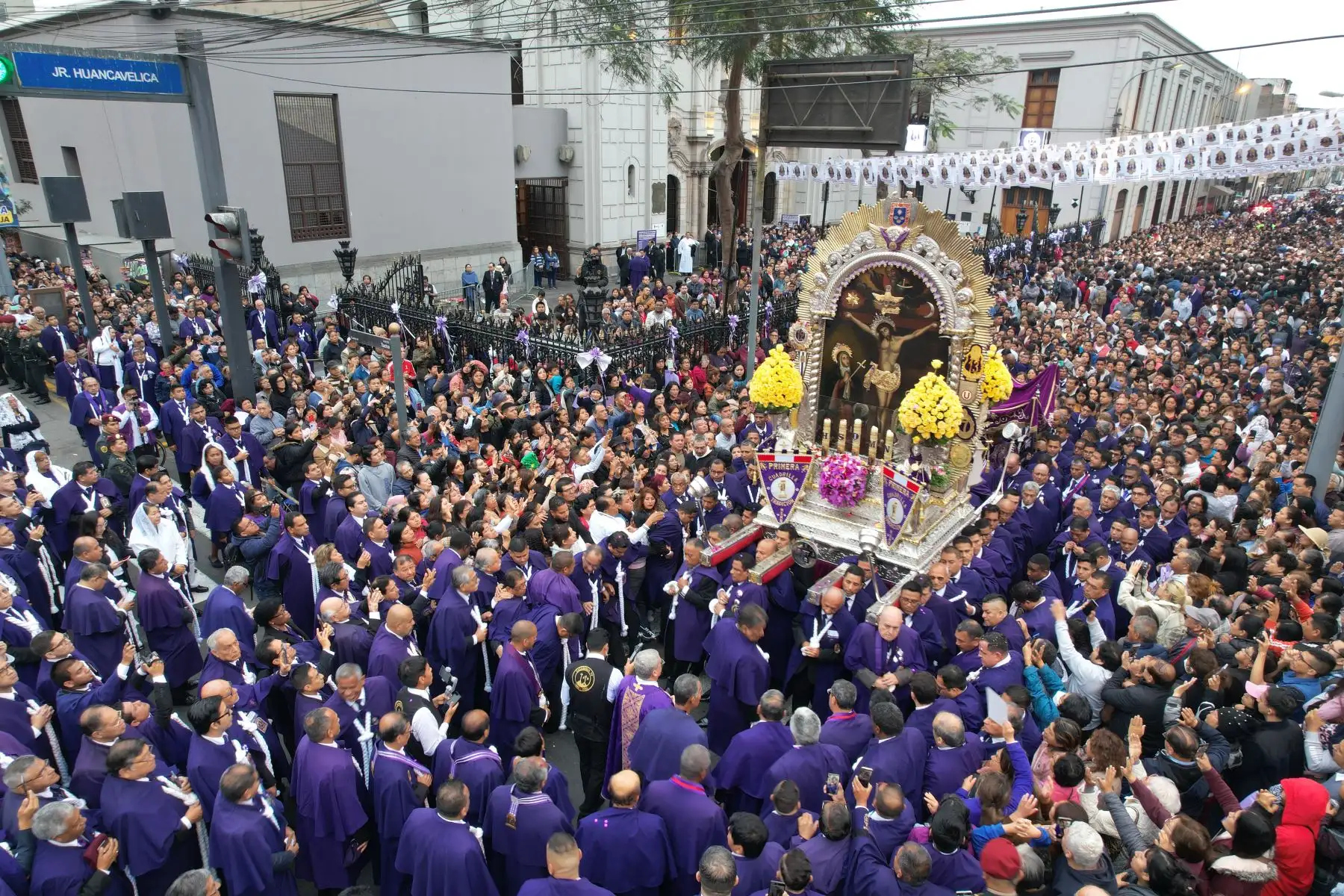 La procesión recorrerá las avenidas Tacna, Garcilaso de la Vega y Bolivia, para continuar por los jirones General Valera y Pomabamba, la avenida Alfonso Ugarte, jirón Cañete, la avenida Nicolás de Piérola y la avenida Tacna.  Foto: ANDINA/Ricardo Cuba