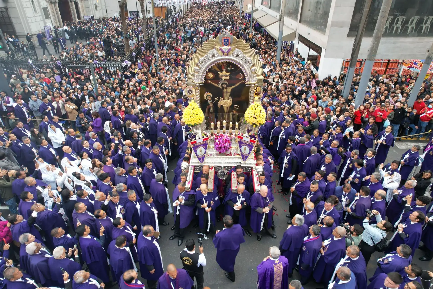 Miles de fieles se congregaron desde tempranas horas de la mañana para saludar la imagen del Señor de los Milagros en su cuarta salida en procesión del mes de octubre Foto: ANDINA/Ricardo Cuba