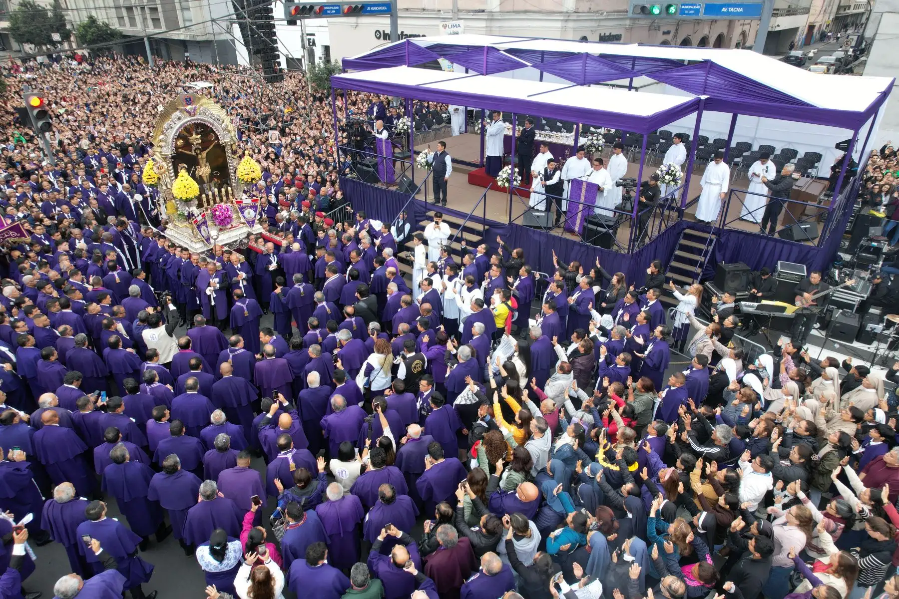 La procesión recorrerá las avenidas Tacna, Garcilaso de la Vega y Bolivia, para continuar por los jirones General Valera y Pomabamba, la avenida Alfonso Ugarte, jirón Cañete, la avenida Nicolás de Piérola y la avenida Tacna.  Foto: ANDINA/Ricardo Cuba
