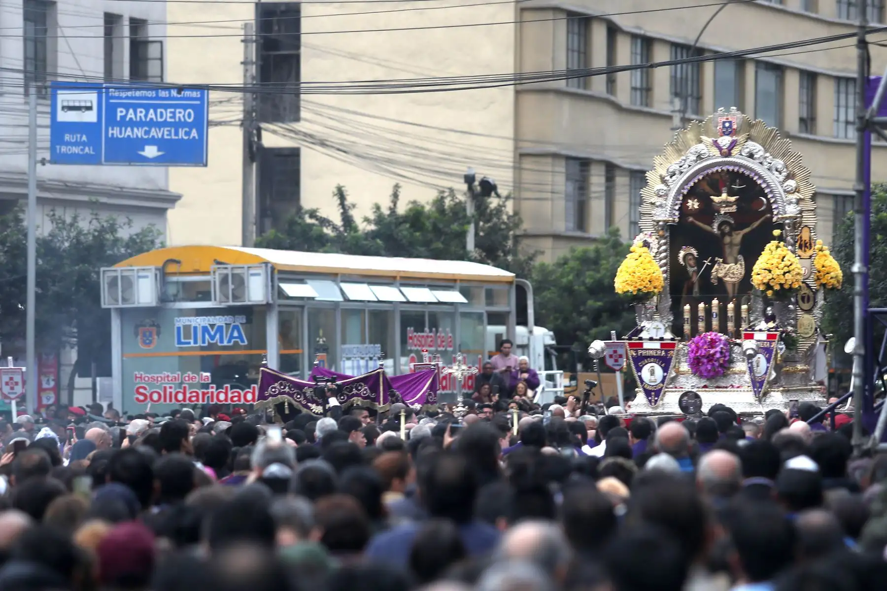 La sagrada imagen del Señor de los Milagros salió hoy del santuario de las Nazarenas en su cuarto recorrido procesional del año, esperada por sus fieles devotos de Lima y de todo el mundo. Foto: ANDINA/Ricardo Cuba