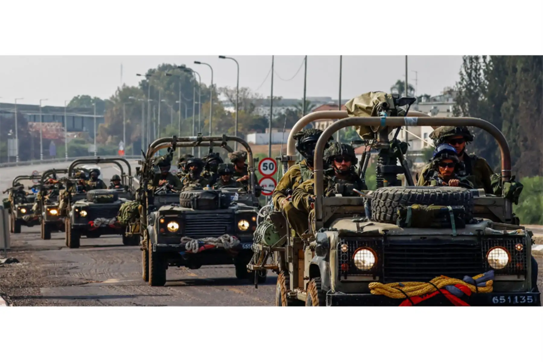 Soldados israelíes patrullan en una calle de Sderot, cerca de la frontera con Gaza, en Israel. Las Fuerzas de Defensa de Israel (FDI) llevaron a cabo incursiones selectivas en la Franja de Gaza, desde que los militantes de Hamás lanzaron un ataque contra Israel desde la Franja de Gaza. Foto: ANDINA/EFE