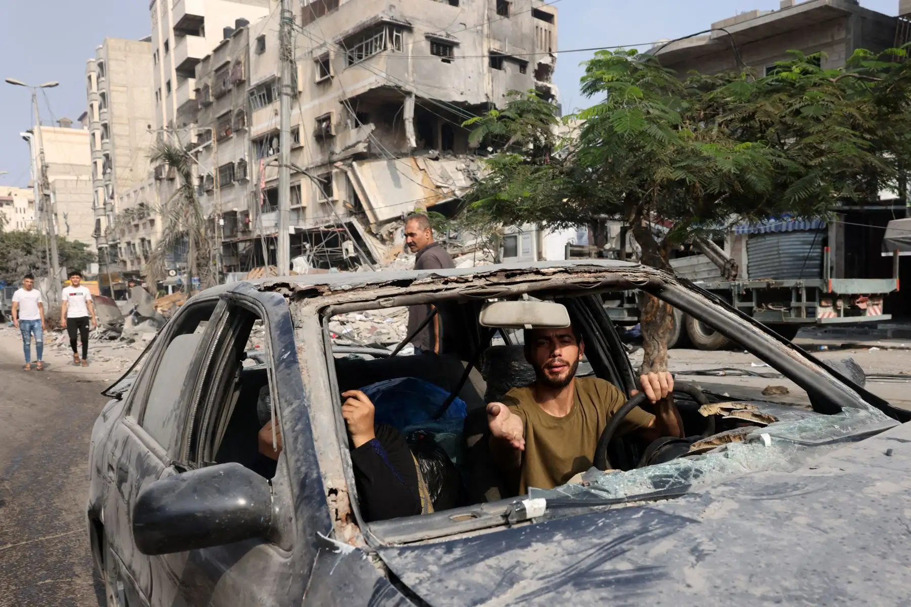 Un hombre conduce un automóvil dañado luego de los ataques israelíes en la ciudad de Gaza. Los ataques aéreos israelíes destruyeron cientos de edificios en la Franja de Gaza durante la noche, dijo el servicio de defensa civil en el territorio palestino controlado por Hamas. Foto: ANDINA/ AFP