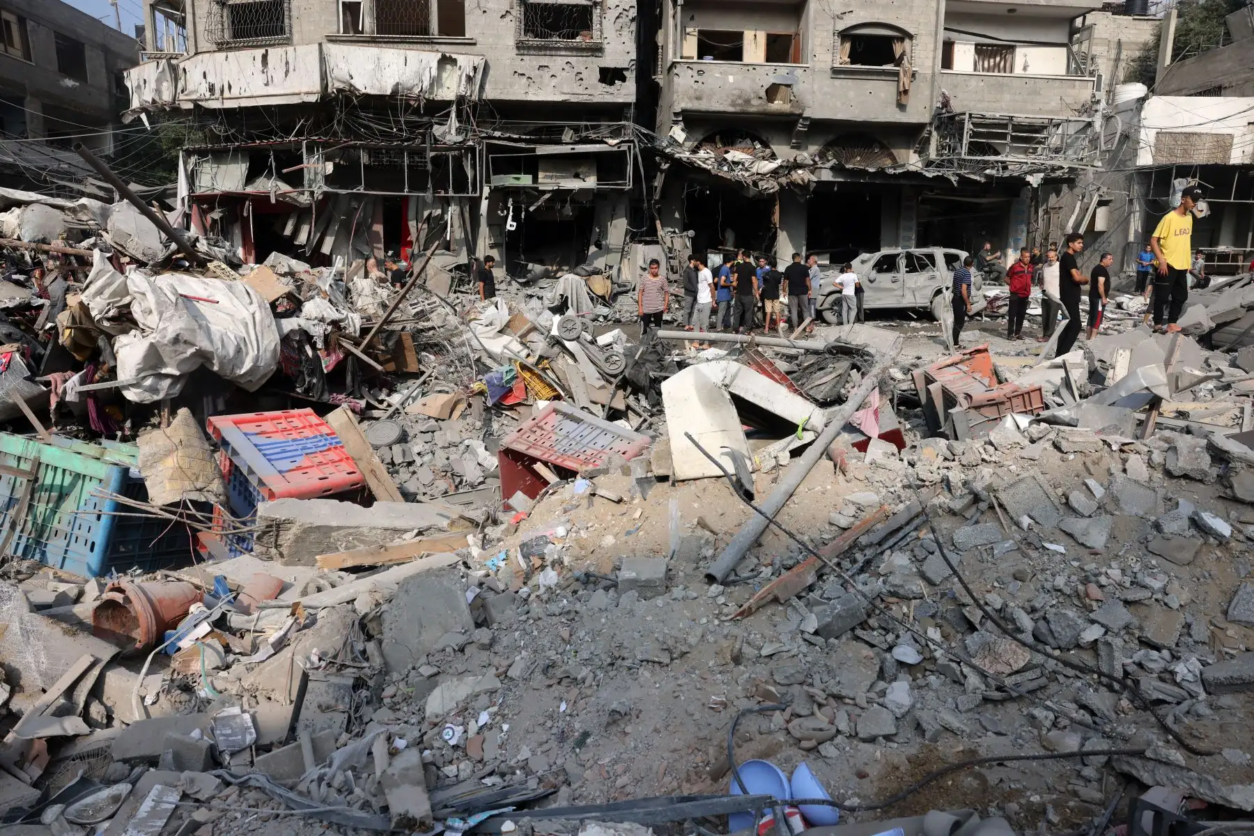 La gente se reúne en medio de la destrucción tras los ataques israelíes contra el campamento de Al-Shatee en la ciudad de Gaza Los ataques aéreos israelíes destruyeron cientos de edificios en la Franja de Gaza durante la noche, el servicio de defensa civil en el territorio palestino controlado por Hamás. Foto: AFP