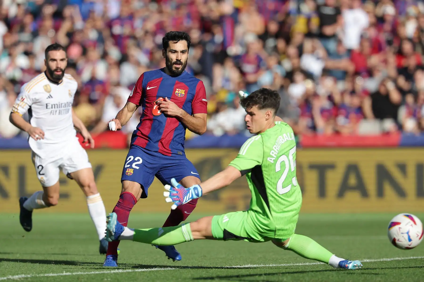 El centrocampista alemán del Barcelona 22 Ilkay Gundogan marca el gol inicial durante el partido de fútbol de la liga española entre el FC Barcelona y el Real Madrid CF en el Estadi Olimpic Lluis Companys de Barcelona. Foto: ANDINA/AFP