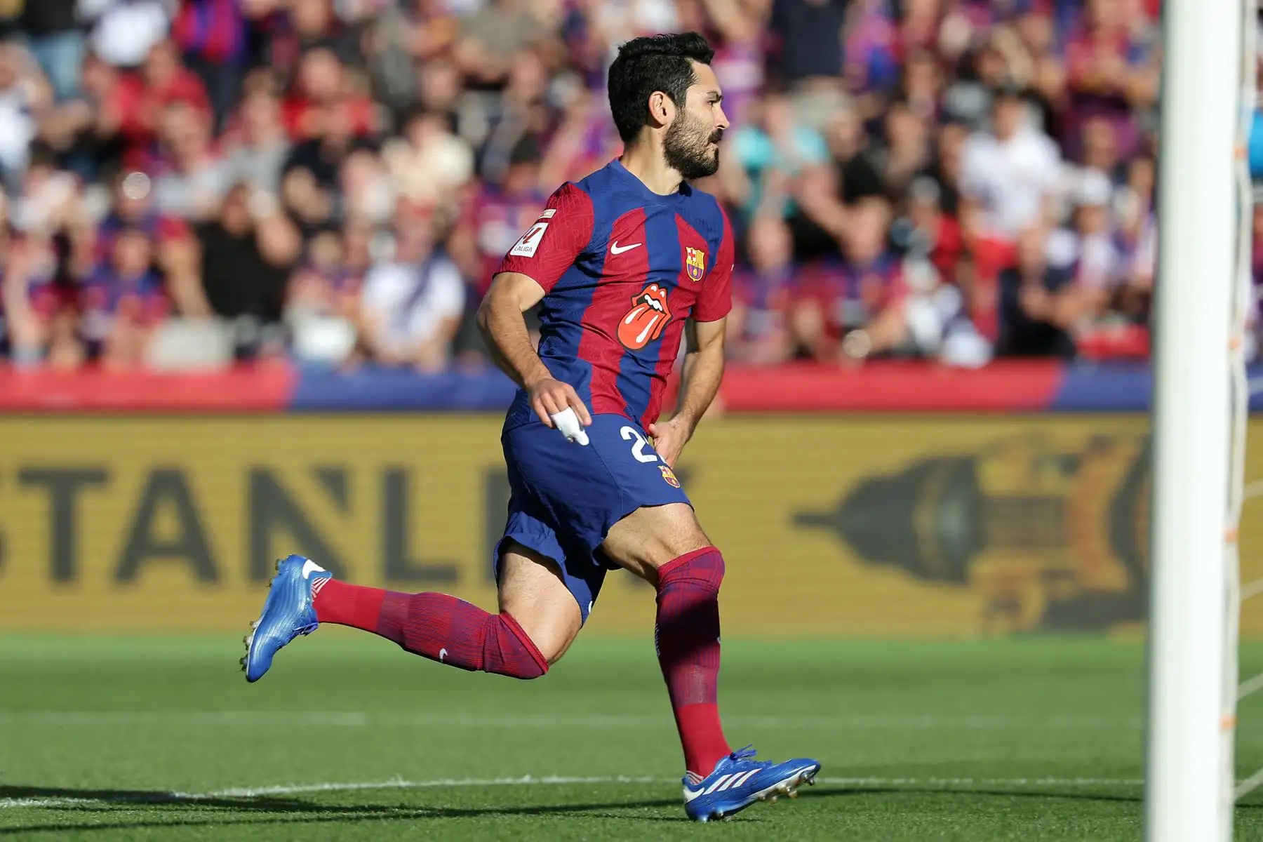 El centrocampista alemán 22 del Barcelona Ilkay Gundogan celebra marcar el gol inicial durante el partido de fútbol de la liga española entre el FC Barcelona y el Real Madrid CF en el Estadi Olimpic Lluis Companys de Barcelona. Foto: ANDINA/AFP