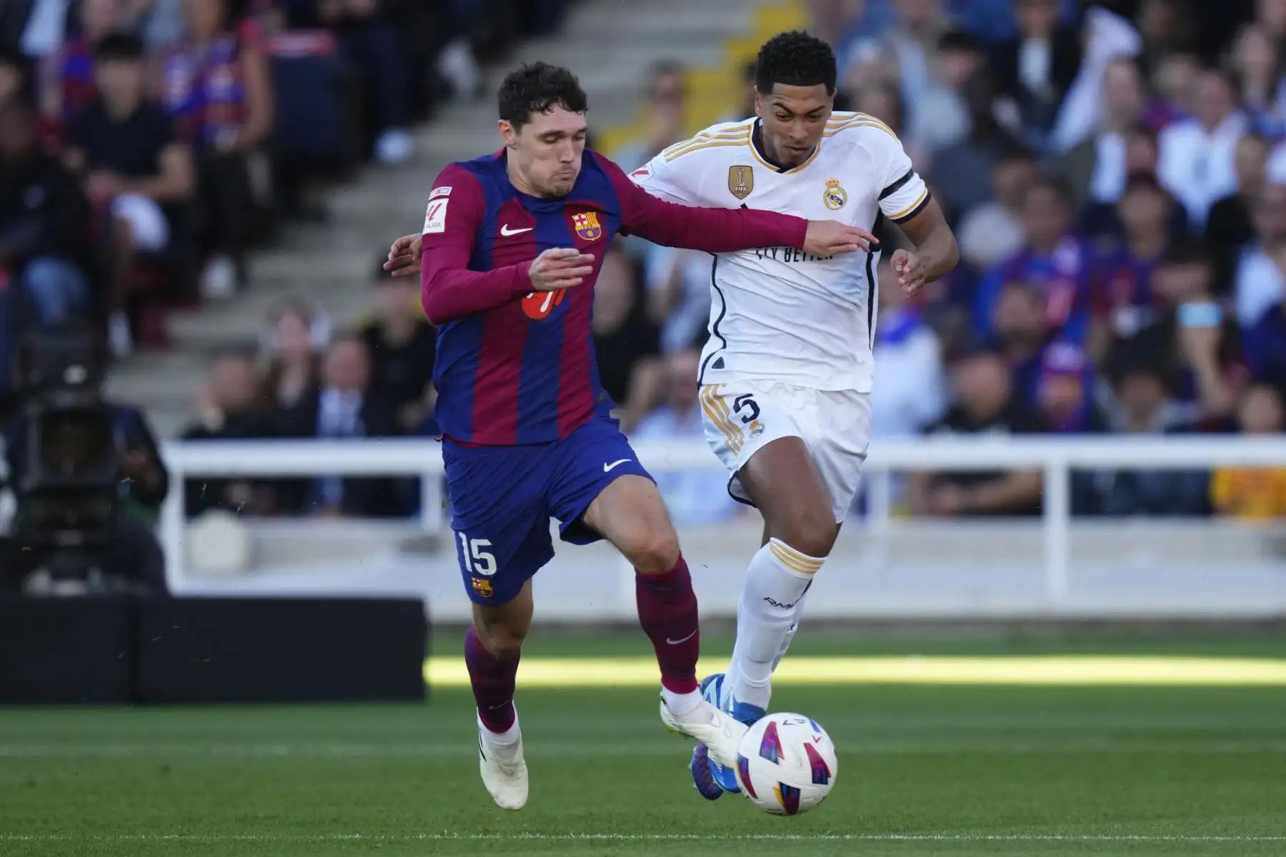 El defensa danés del FC Barcelona Andreas Christensen  disputa una posesión ante Jude Bellingham centrocampista inglés del Real Madrid durante el partido de LaLiga que enfrenta al FC Barcelona y al Real Madrid este sábado en el Estadio Olímpico Lluís Companys de Barcelona. Foto: ANDINA/EFE