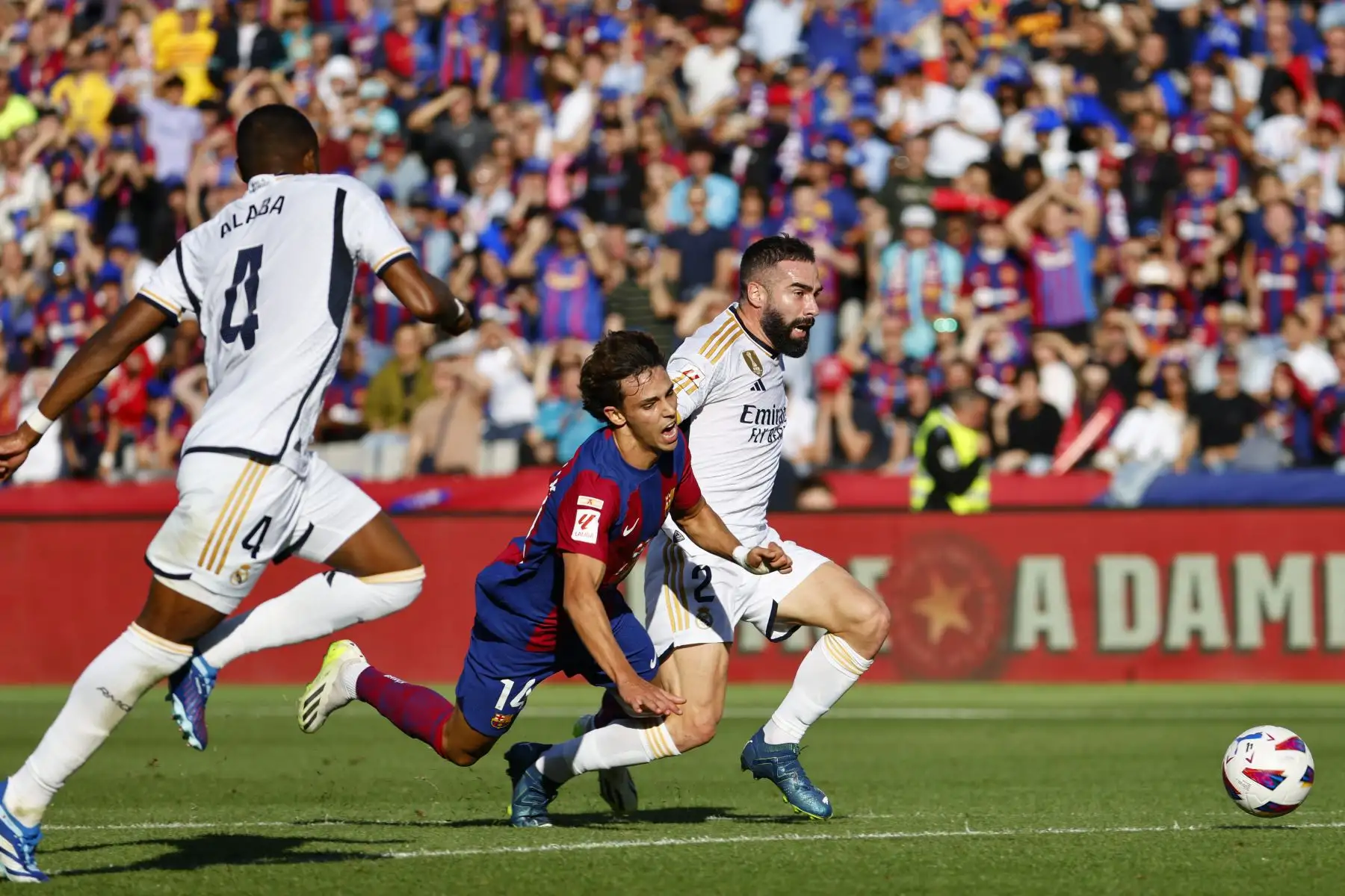 El delantero portugués del FC Barcelona João Félix  disputa una acción ante Dani Carvajal, defensa del Real Madrid durante el partido de LaLiga que enfrenta al FC Barcelona y al Real Madrid este sábado en el Estadio Olímpico Lluís Companys de Barcelona. Foto: ANDINA/EFE