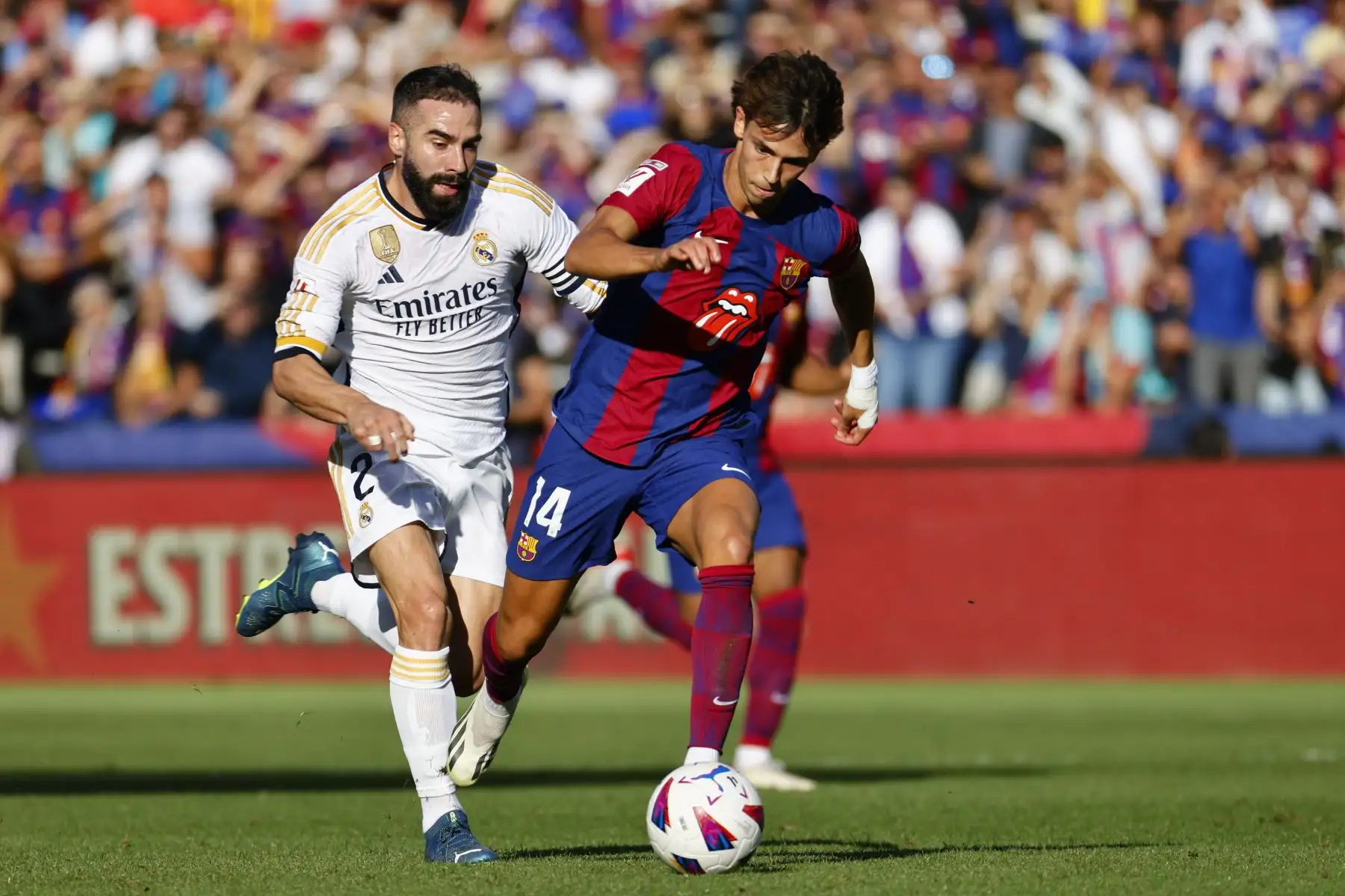 El delantero portugués del FC Barcelona João Félix disputa una acción ante Dani Carvajal , defensa del Real Madrid durante el partido de LaLiga que enfrenta al FC Barcelona y al Real Madrid este sábado en el Estadio Olímpico Lluís Companys de Barcelona. Foto: ANDINA/EFE