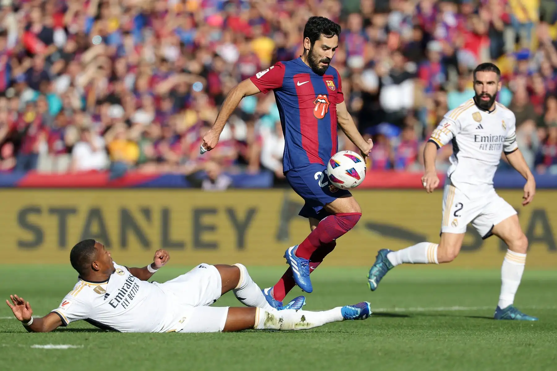 El centrocampista alemán del Barcelona 22 Ilkay Gundogan es abordado por el defensor austriaco del Real Madrid David Alaba durante el partido de fútbol de la liga española entre el FC Barcelona y el Real Madrid CF en el Estadi Olimpic Lluis Companys de Barcelona. Foto : ANDINA/AFP