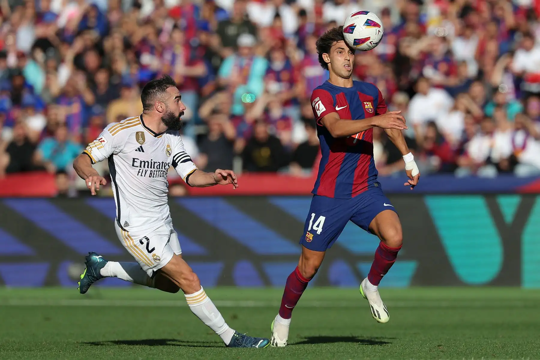 El delantero portugués de Barcelona  Joao Félix es desafiado por el defensor español del Real Madrid Dani Carvajal durante el partido de fútbol de la liga española entre el FC Barcelona y el Real Madrid CF en el Estadi Olimpic Lluis Companys de Barcelona: ANDINA/ AFP