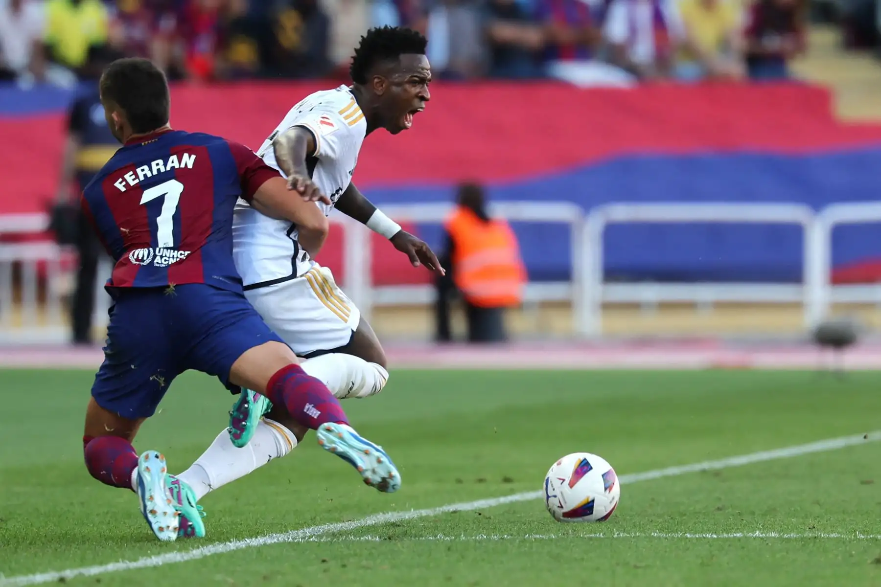 El delantero español del Barcelona Ferran Torres se enfrenta al delantero brasileño del Real Madrid Vinicius Junior durante el partido de fútbol de la liga española entre el FC Barcelona y el Real Madrid CF en el Estadi Olimpic Lluis Companys de Barcelona. Foto: ANDINA/AFP