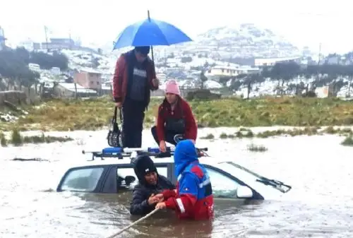 Bomberos voluntarios y personal del Servicio de Atención Móvil de Urgencias (Samu) rescataron a cuatro pasajeros, entre ellos un menor de edad, de un vehículo que quedó atrapado en un gran aniego provocado por las intensas lluvias que se registraron por más de seis horas continuas en la región Pasco.