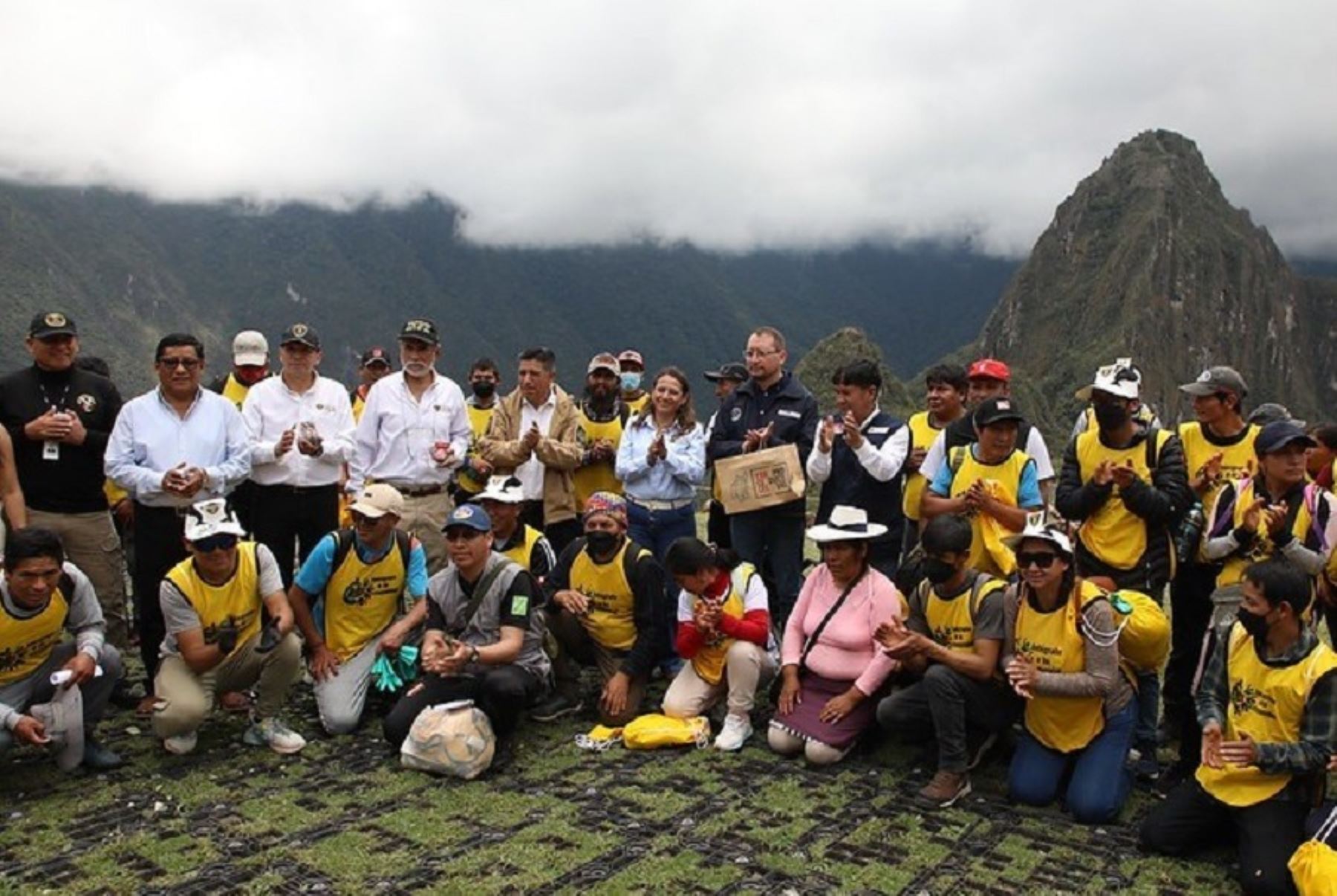 Teniendo como escenario la majestuosa ciudadela inca de Machu Picchu, el Instituto Nacional Penitenciario (Inpe), puso en marcha la megacampaña nacional denominada “Sumando manos al cuidado del medio ambiente 2023”, con el fin de fomentar que los sentenciados de medio libre puedan resarcir con trabajo comunitario los daños ocasionados a las víctimas de faltas o delitos menores en beneficio del parque arqueológico.