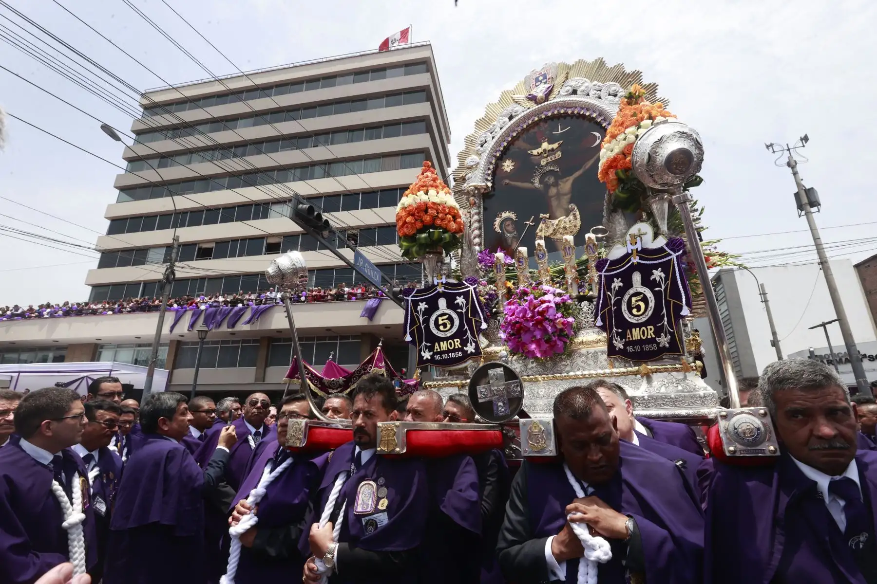 Como todos los años, el personal de Editora Perú, empresa que agrupa a la Agencia de Noticias Andina, el Diario Oficial El Peruano y Segraf, rinde un sentido homenaje al Señor de los Milagros durante su paso por la avenida Alfonso Ugarte. Foto: ANDINA/ Vidal Tarqui