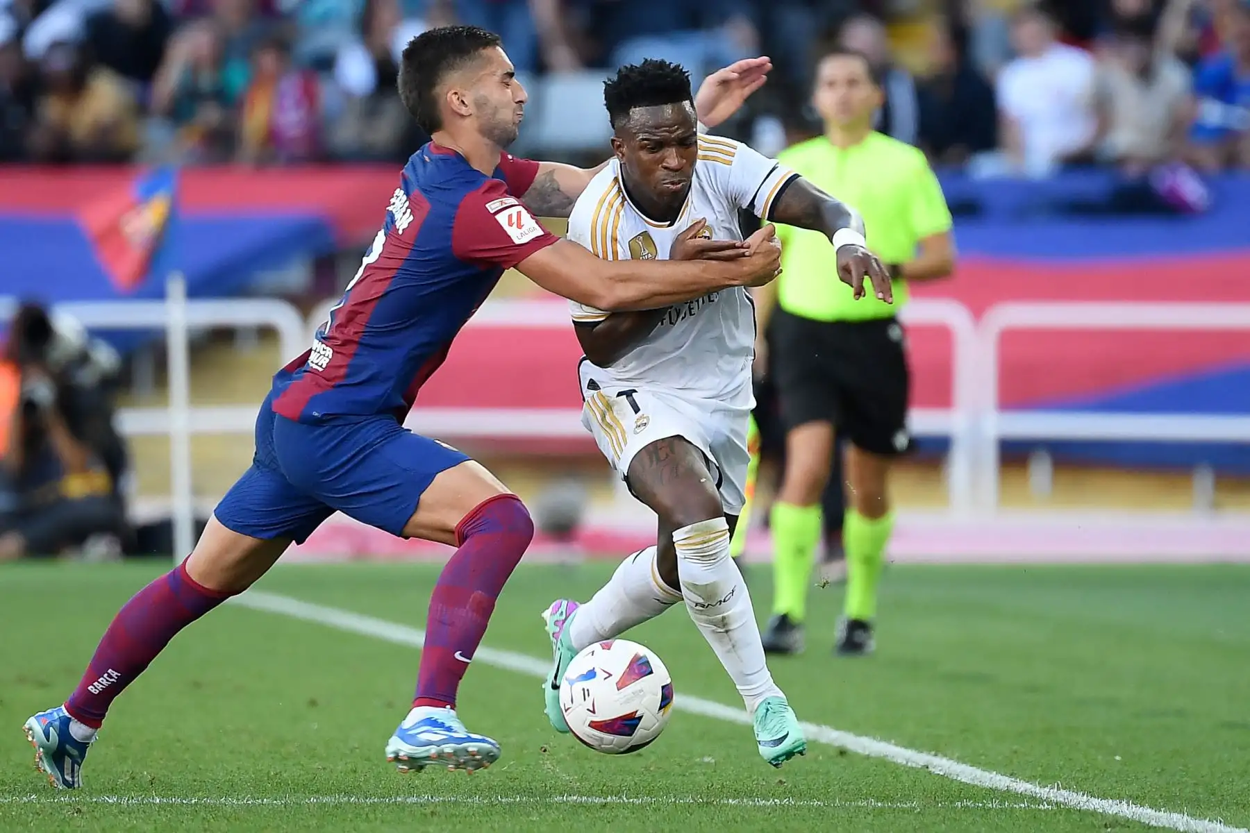 El delantero español del Barcelona Ferran Torres lucha por el balón con el delantero brasileño del Real Madrid Vinicius Junior durante el partido de fútbol de la liga española entre el FC Barcelona y el Real Madrid CF en el Estadi Olimpic Lluis Companys de Barcelona. Foto: ANDINA/AFP