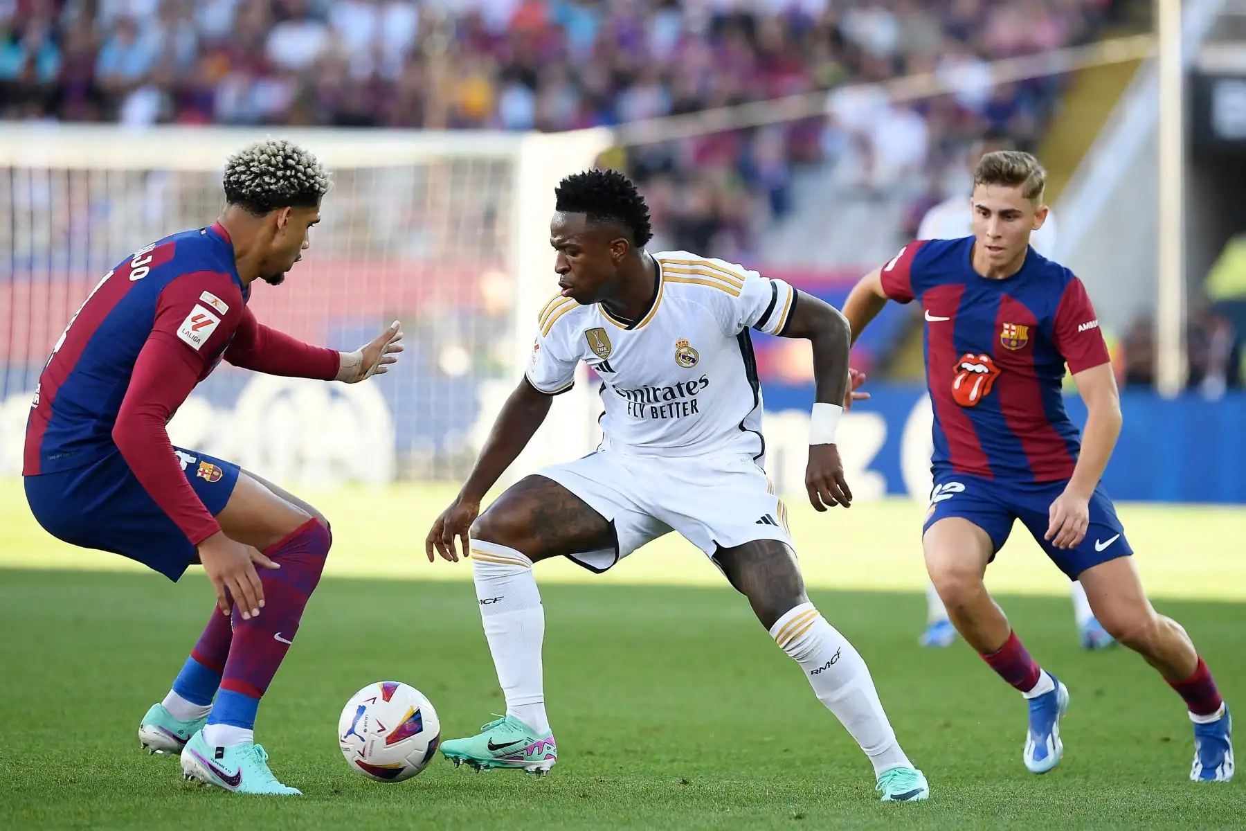 El delantero brasileño del Real Madrid Vinicius Junior lucha por el balón con el defensa uruguayo del Barcelona Ronald Araujo durante el partido de fútbol de la liga española entre el FC Barcelona y el Real Madrid CF en el Estadi Olimpic Lluis Companys de Barcelona. Foto: ANDINA//AFP