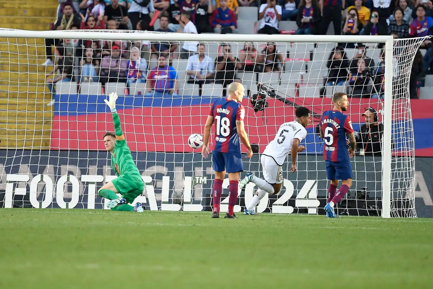 El centrocampista inglés del Real Madrid, Jude Bellingham, celebra tras marcar el segundo gol de su equipo durante el partido de fútbol de la liga española entre el FC Barcelona y el Real Madrid CF en el Estadi Olimpic Lluis Companys de Barcelona. Foto: ANDINA/AFP