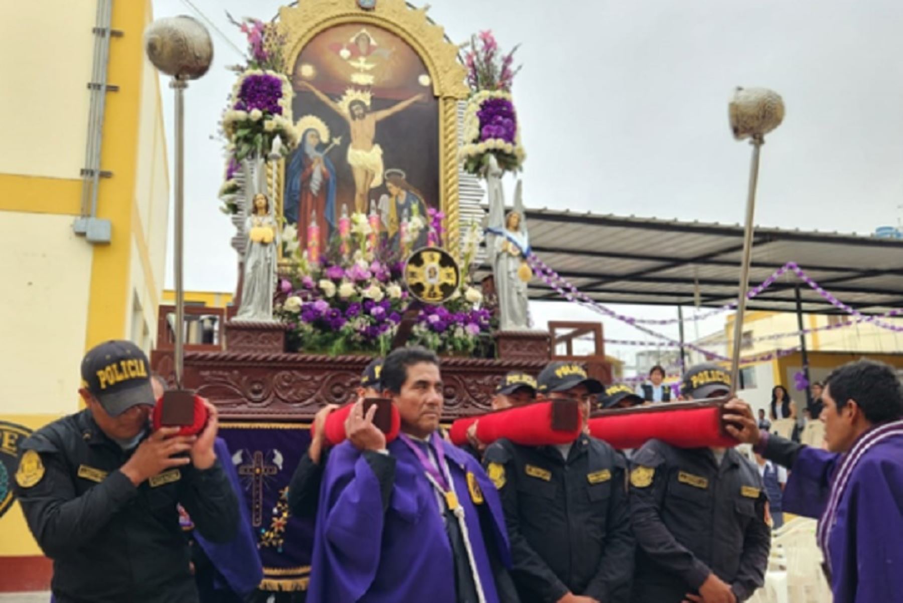 El establecimiento penitenciario de Chiclayo se cubrió de fervor católico luego que la imagen del Señor de los Milagros visitó por primera vez en procesión el recinto carcelario y fue recibido por la población penal en medio de cantos, declamaciones y una ceremonia religiosa.