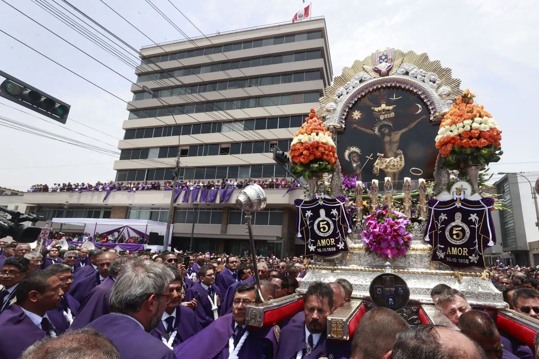 Como todos los años, el personal de Editora Perú, empresa que agrupa a la Agencia de Noticias Andina, el Diario Oficial El Peruano y Segraf, rinde un sentido homenaje al Señor de los Milagros durante su paso por la avenida Alfonso Ugarte. Foto: ANDINA/Vidal Tarqui