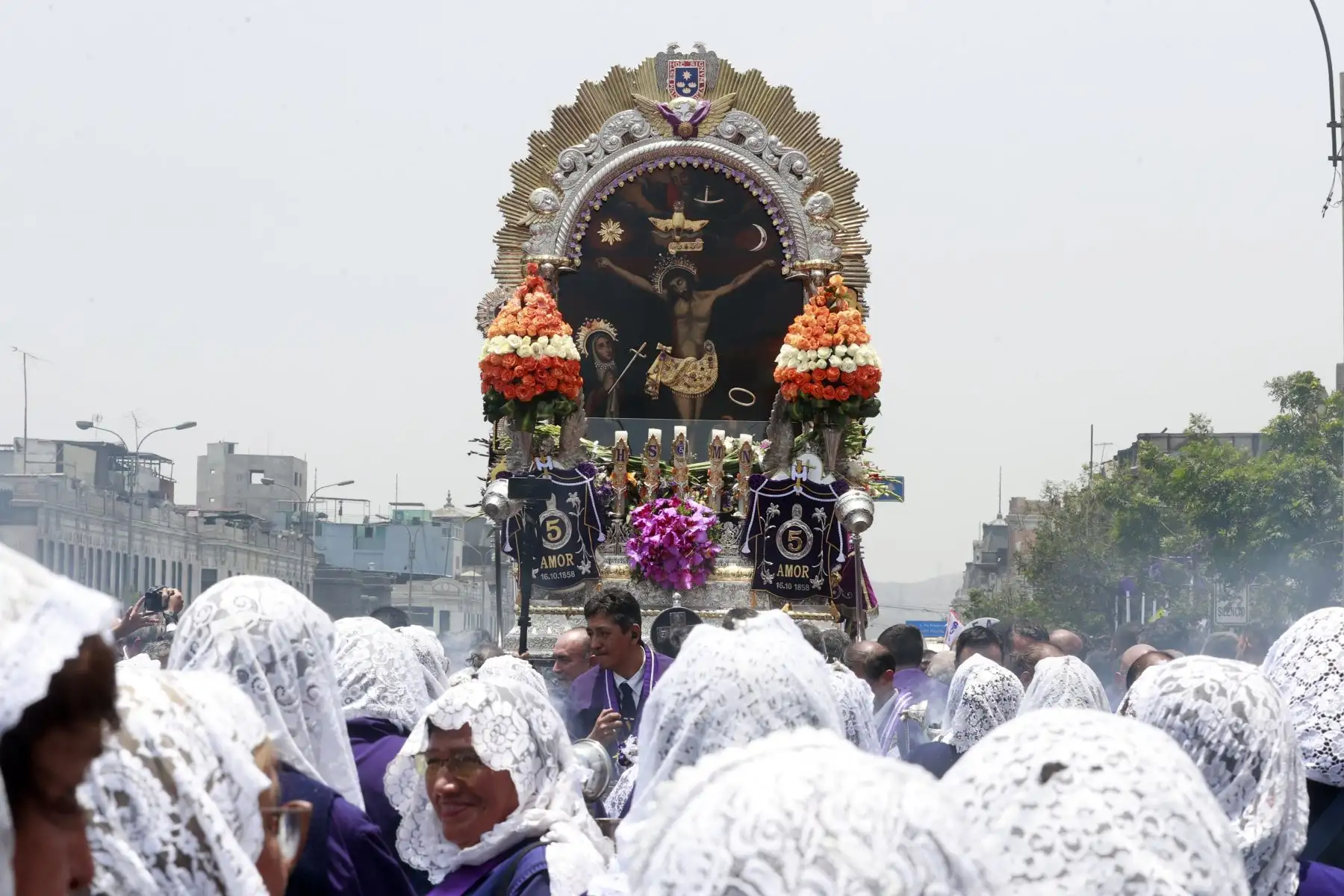 Como todos los años, el personal de Editora Perú, empresa que agrupa a la Agencia de Noticias Andina, el Diario Oficial El Peruano y Segraf, rinde un sentido homenaje al Señor de los Milagros durante su paso por la avenida Alfonso Ugarte. Foto: ANDINA/Vidal Tarqui