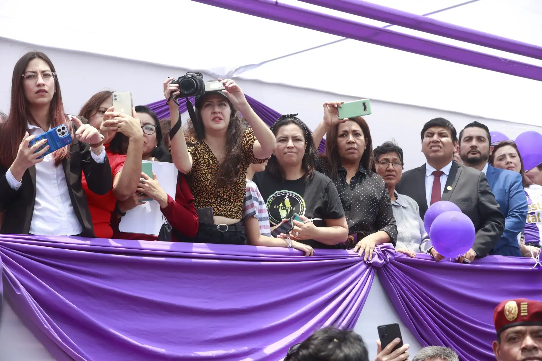 Como todos los años, el personal de Editora Perú, empresa que agrupa a la Agencia de Noticias Andina, el Diario Oficial El Peruano y Segraf, rinde un sentido homenaje al Señor de los Milagros durante su paso por la avenida Alfonso Ugarte. Foto: ANDINA/Vidal Tarqui