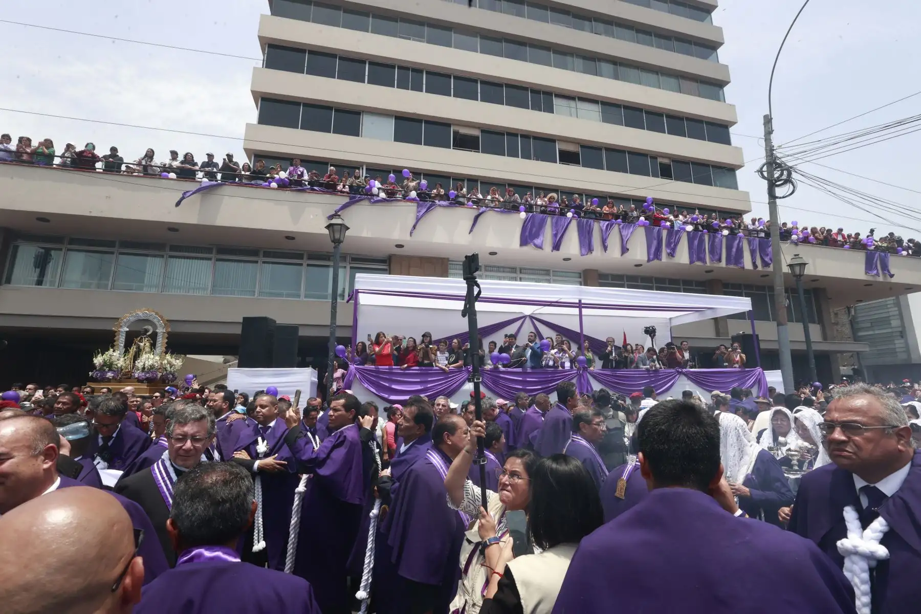 Como todos los años, el personal de Editora Perú, empresa que agrupa a la Agencia de Noticias Andina, el Diario Oficial El Peruano y Segraf, rinde un sentido homenaje al Señor de los Milagros durante su paso por la avenida Alfonso Ugarte. Foto: ANDINA/Vidal Tarqui