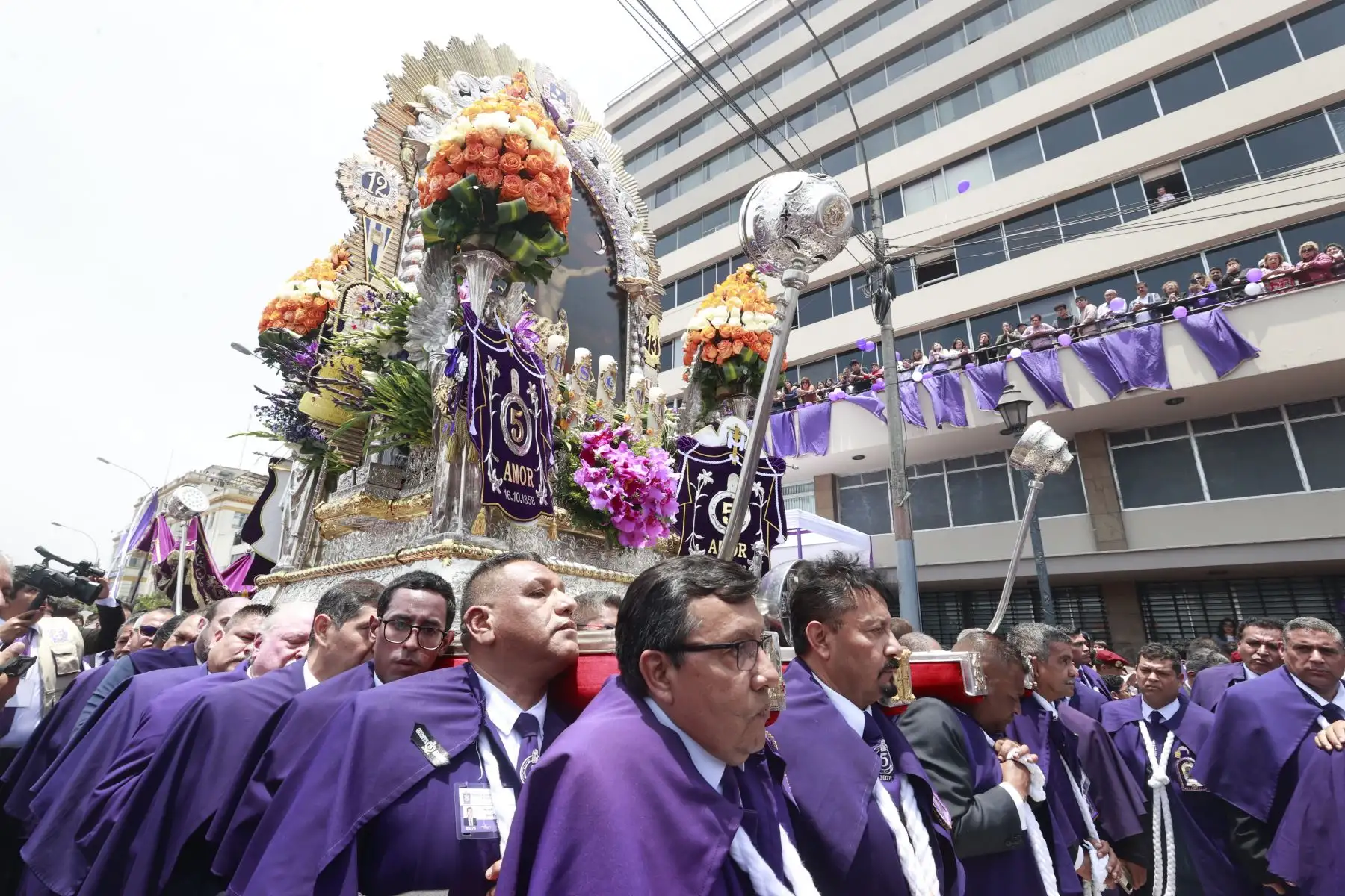 Como todos los años, el personal de Editora Perú, empresa que agrupa a la Agencia de Noticias Andina, el Diario Oficial El Peruano y Segraf, rinde un sentido homenaje al Señor de los Milagros durante su paso por la avenida Alfonso Ugarte. Foto: ANDINA/Vidal Tarqui