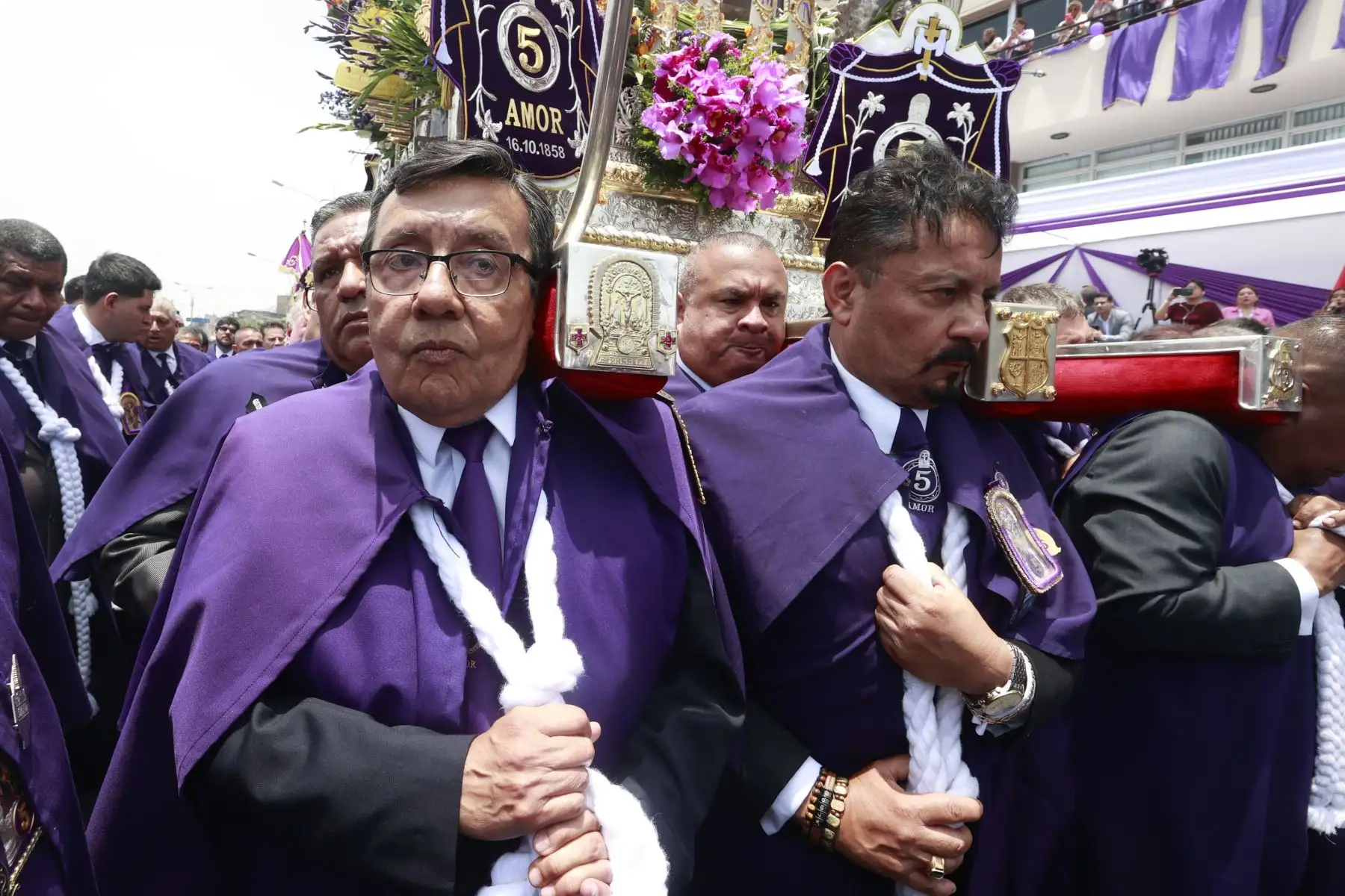 Como todos los años, el personal de Editora Perú, empresa que agrupa a la Agencia de Noticias Andina, el Diario Oficial El Peruano y Segraf, rinde un sentido homenaje al Señor de los Milagros durante su paso por la avenida Alfonso Ugarte. Foto: ANDINA/Vidal Tarqui