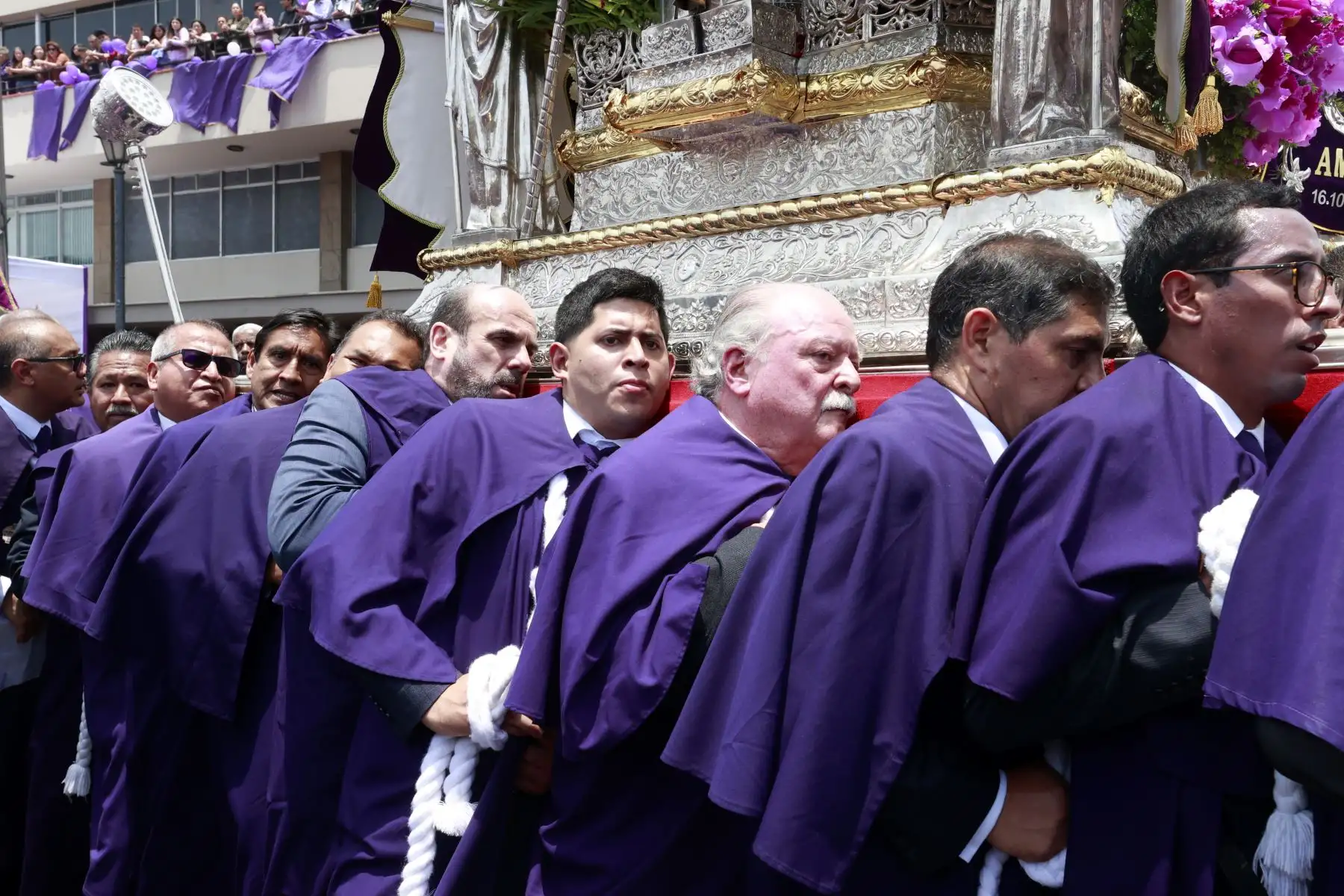 Como todos los años, el personal de Editora Perú, empresa que agrupa a la Agencia de Noticias Andina, el Diario Oficial El Peruano y Segraf, rinde un sentido homenaje al Señor de los Milagros durante su paso por la avenida Alfonso Ugarte. Foto: ANDINA/Vidal Tarqui