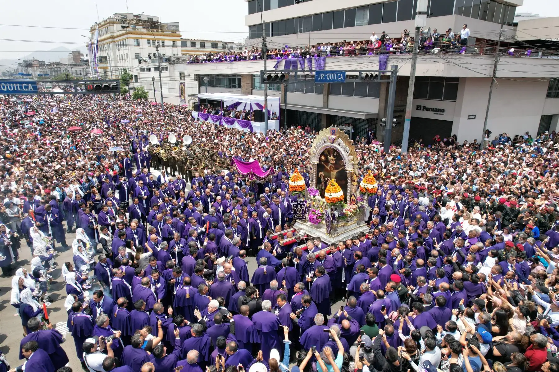Como todos los años, el personal de Editora Perú, empresa que agrupa a la Agencia de Noticias Andina, el Diario Oficial El Peruano y Segraf, rinde un sentido homenaje al Señor de los Milagros durante su paso por la avenida Alfonso Ugarte. Foto: ANDINA/Ricardo Cuba