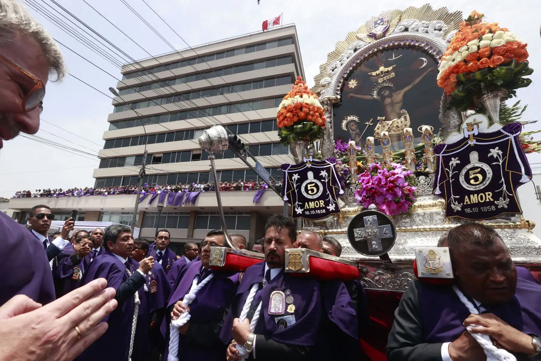 Como todos los años, el personal de Editora Perú, empresa que agrupa a la Agencia de Noticias Andina, el Diario Oficial El Peruano y Segraf, rinde un sentido homenaje al Señor de los Milagros durante su paso por la avenida Alfonso Ugarte. Foto: ANDINA/Vidal Tarqui
