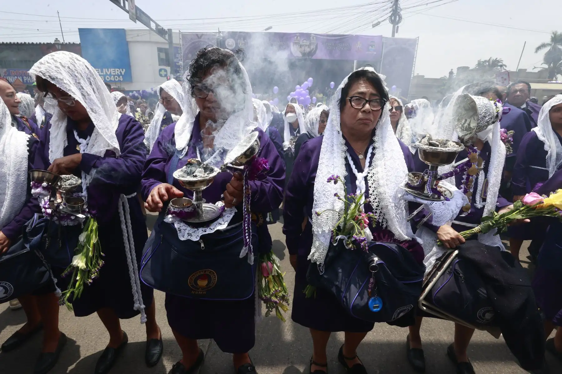 Como todos los años, el personal de Editora Perú, empresa que agrupa a la Agencia de Noticias Andina, el Diario Oficial El Peruano y Segraf, rinde un sentido homenaje al Señor de los Milagros durante su paso por la avenida Alfonso Ugarte. Foto: ANDINA/Vidal Tarqui