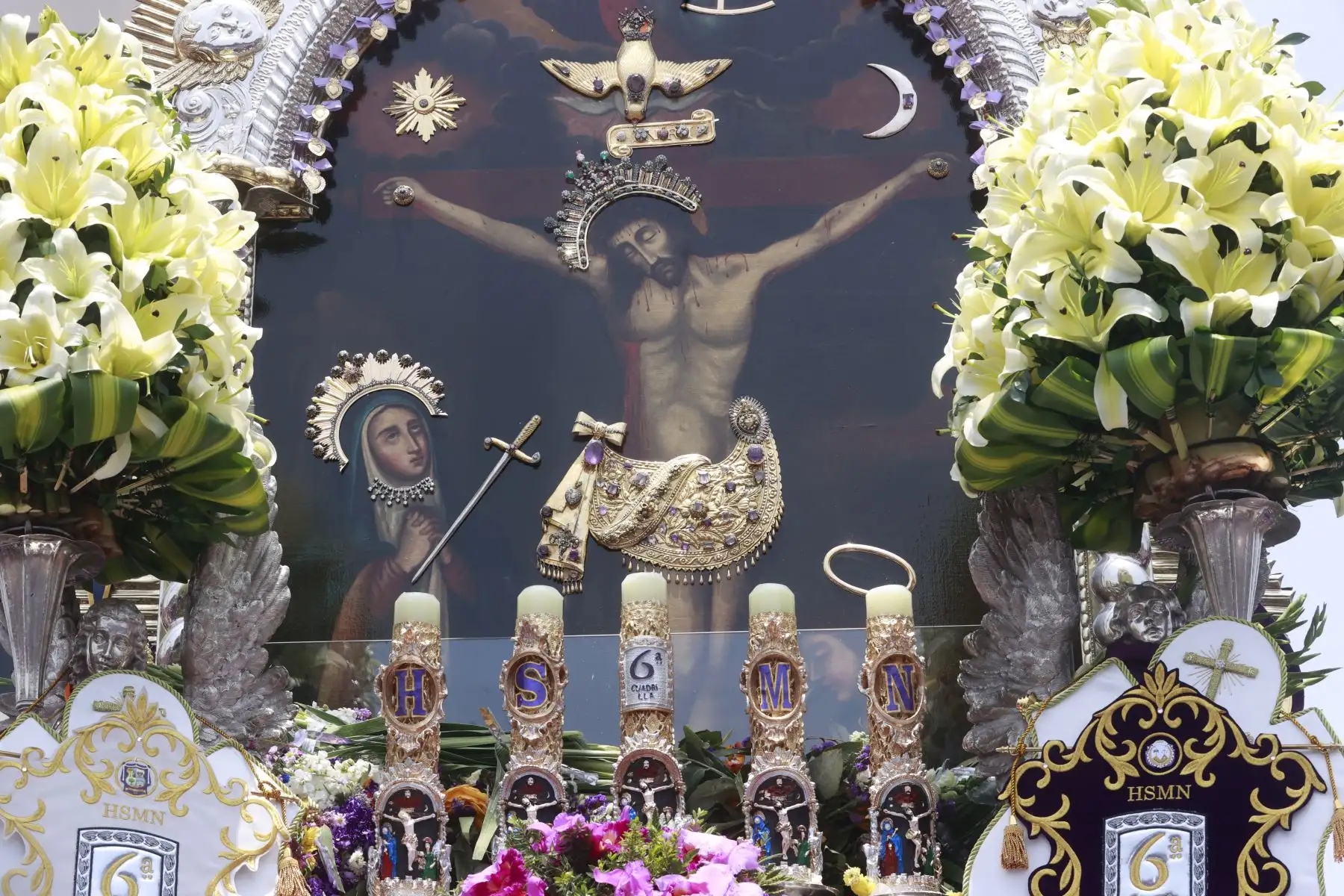 Como todos los años, el personal de Editora Perú, empresa que agrupa a la Agencia de Noticias Andina, el Diario Oficial El Peruano y Segraf, rinde un sentido homenaje al Señor de los Milagros durante su paso por la avenida Alfonso Ugarte. Foto: ANDINA/Vidal Tarqui