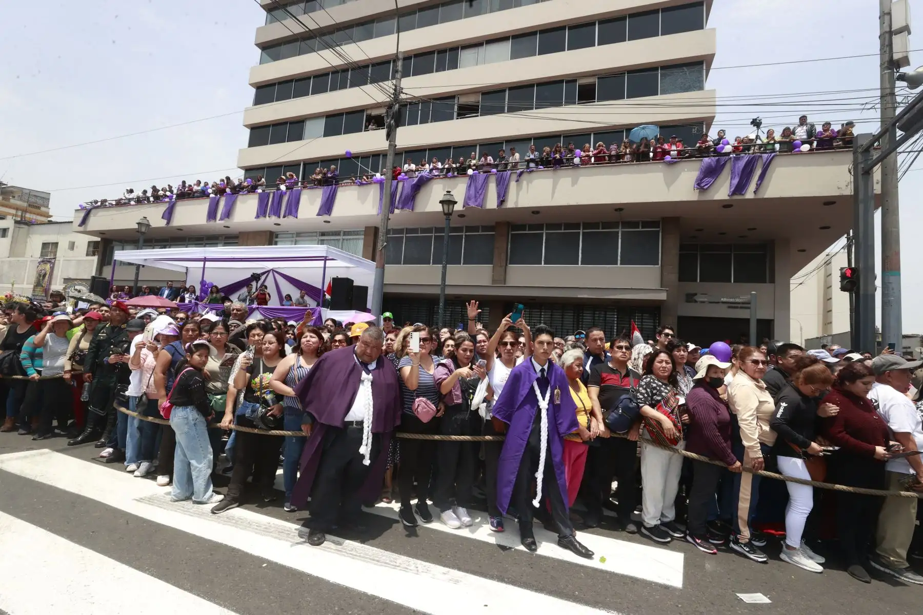 Como todos los años, el personal de Editora Perú, empresa que agrupa a la Agencia de Noticias Andina, el Diario Oficial El Peruano y Segraf, rinde un sentido homenaje al Señor de los Milagros durante su paso por la avenida Alfonso Ugarte. Foto: ANDINA/Vidal Tarqui