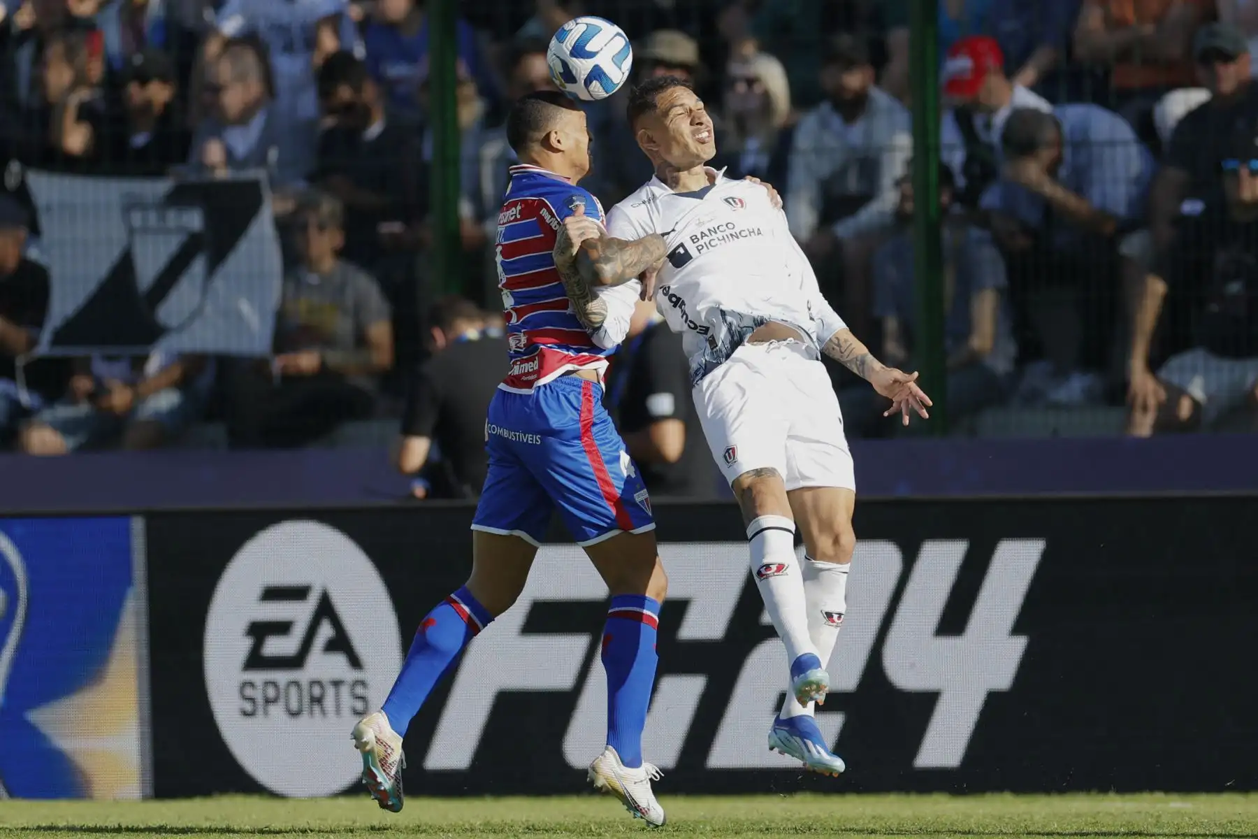 El defensor de Fortaleza, Titi , y el delantero peruano de la Liga de Quito, Paolo Guerrero, saltan para rematar de cabeza durante el partido final del torneo de fútbol Copa Sudamericana entre la Fortaleza de Brasil y la Liga de Quito de Ecuador en el estadio Domingo Burgueño Miguel en Maldonado, Uruguay.
Foto: AFP