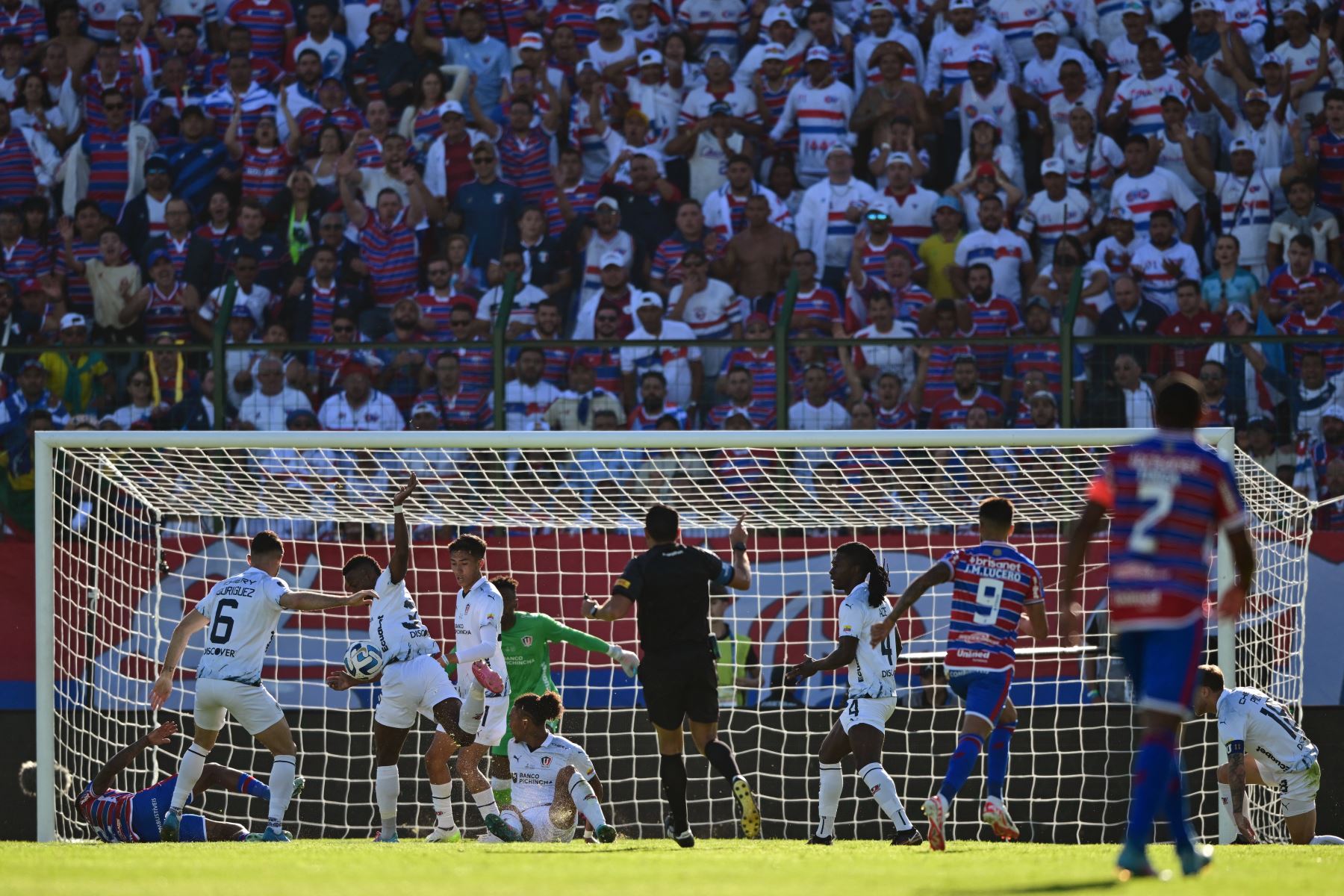 Jugadores de la Liga de Quito defienden su portería durante el partido final del torneo de fútbol Copa Sudamericana entre Fortaleza de Brasil y Liga de Quito de Ecuador en el estadio Domingo Burgueño Miguel en Maldonado, Uruguay.
Foto: AFP