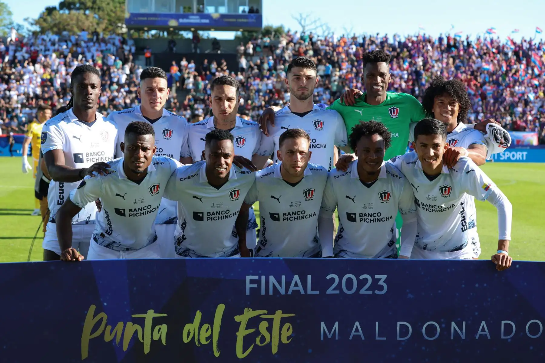 Los jugadores de la Liga de Quito posan para fotografías antes del inicio del partido final del torneo de fútbol Copa Sudamericana entre Fortaleza de Brasil y Liga de Quito de Ecuador en el estadio Domingo Burgueño Miguel en Maldonado, Uruguay.
Foto: AFP