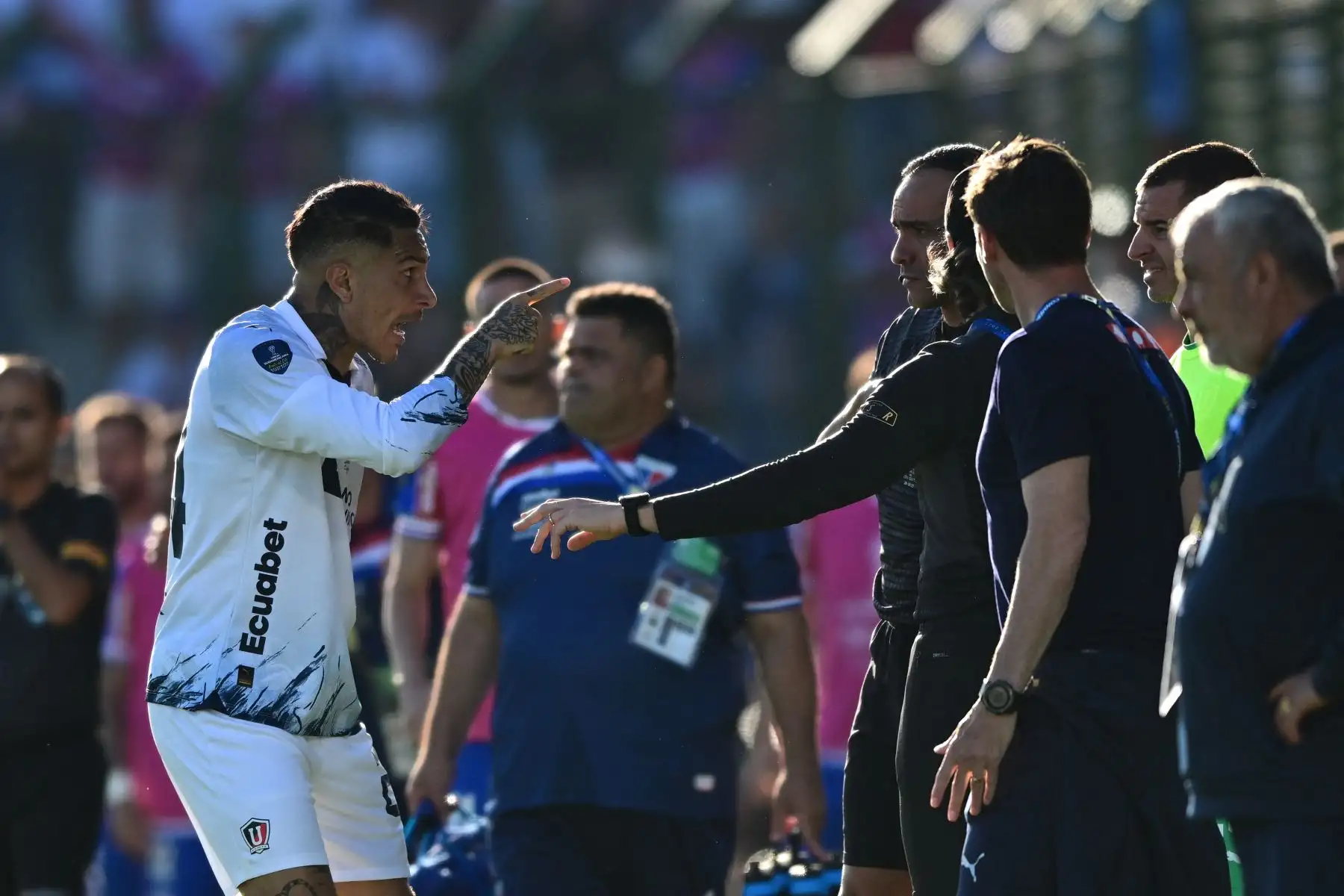 El delantero peruano de la Liga de Quito, Paolo Guerrero , discute con el cuarto árbitro, el venezolano Ángel Arteaga, durante el partido final de la Copa Sudamericana entre Fortaleza de Brasil y la Liga de Quito de Ecuador en el estadio Domingo Burgueño Miguel en Maldonado, Uruguay.
Foto: AFP