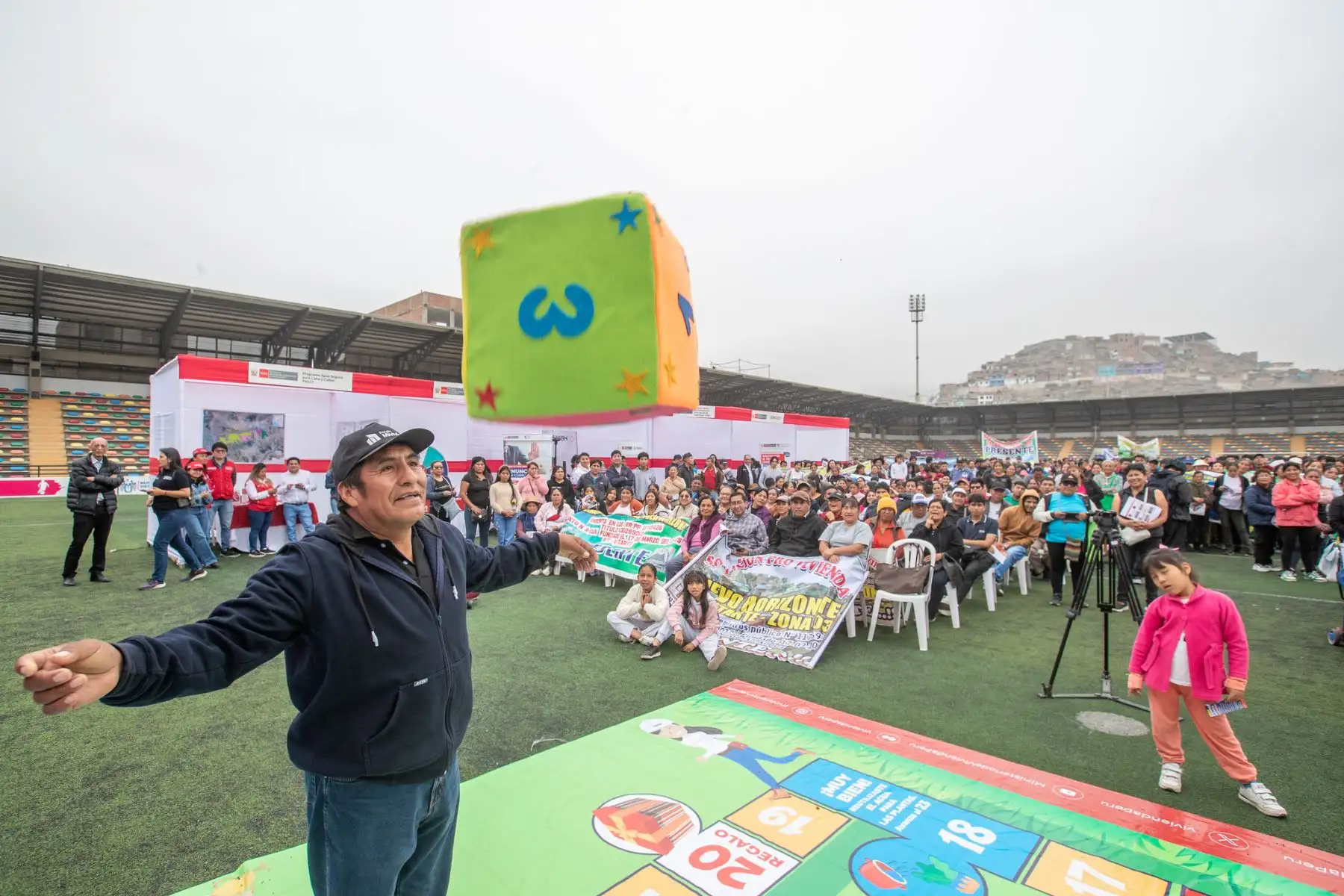 Ministra de Vivienda, Construcción y Saneamiento,  Hania Pérez De Cuéllar participa de la Feria Vivienda y marcha por el agua en Ate.
Foto: MVCS
