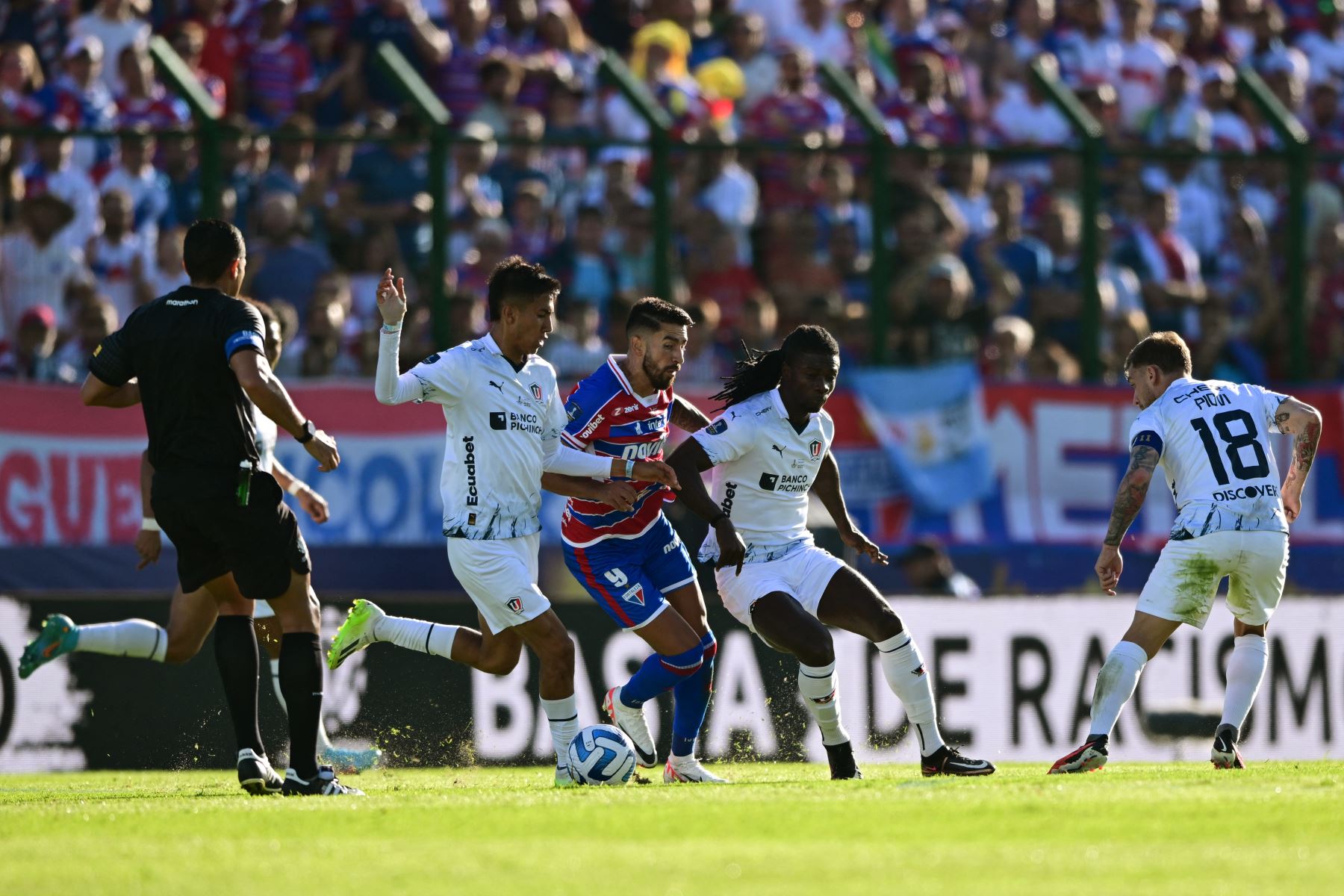 El delantero argentino de Fortaleza, Juan Martín Lucero , es marcado por jugadores de la Liga de Quito durante el partido final del torneo de fútbol Copa Sudamericana entre el Fortaleza de Brasil y la Liga de Quito de Ecuador en el estadio Domingo Burgueño Miguel en Maldonado, Uruguay.
Foto: AFP