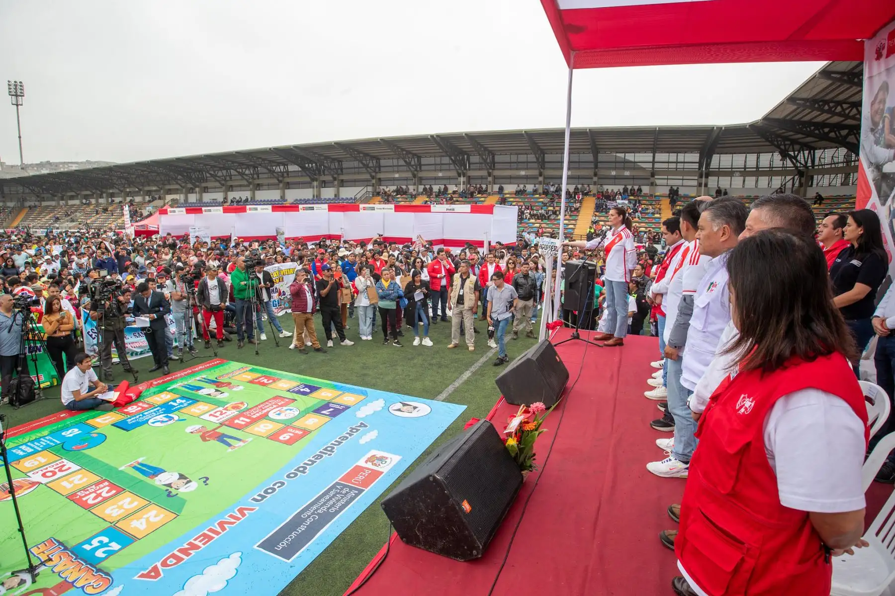 Ministra de Vivienda, Construcción y Saneamiento,  Hania Pérez De Cuéllar participa de la Feria Vivienda y marcha por el agua en Ate.
Foto: MVCS