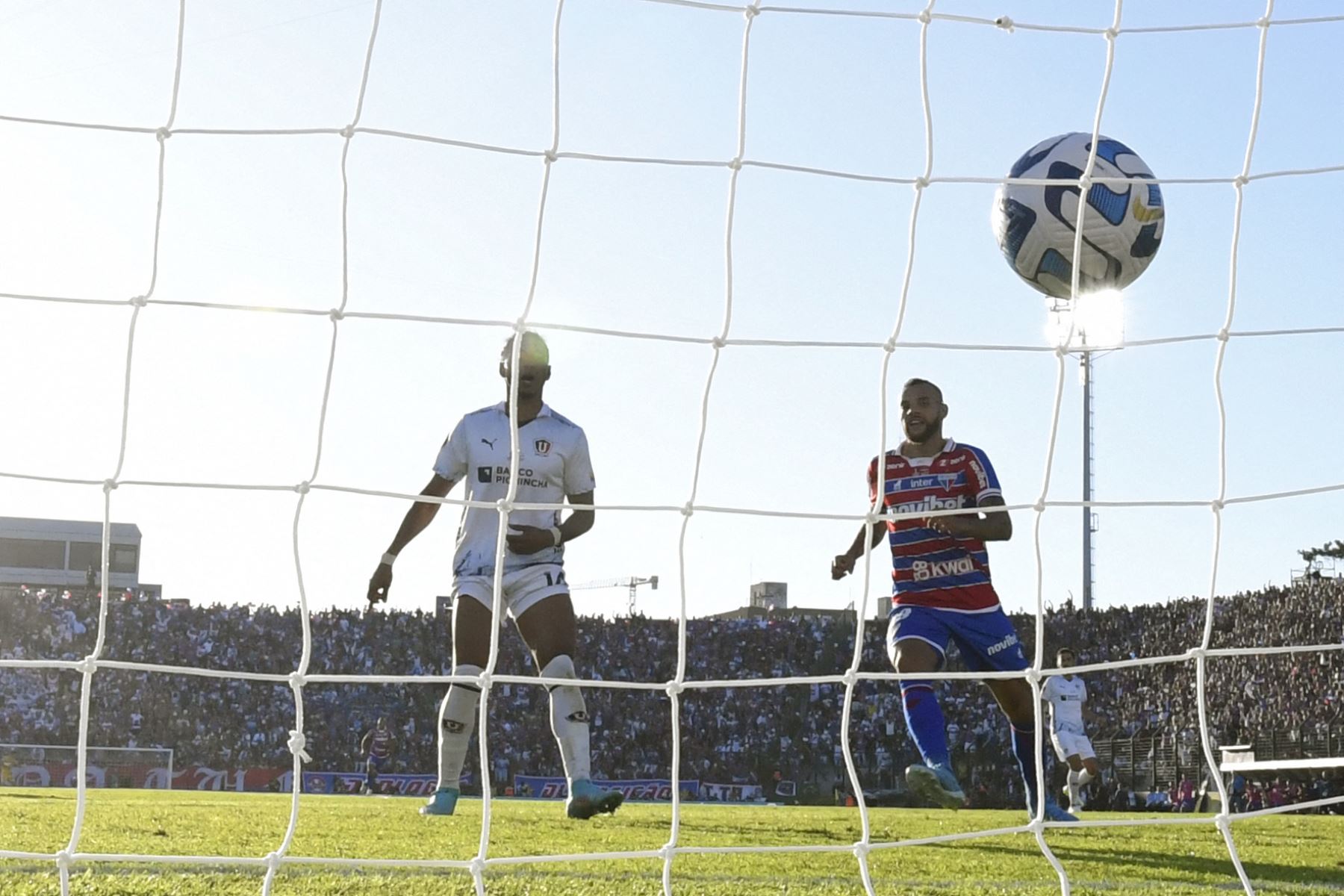 El defensor de la Liga de Quito, José Quintero y el defensor de Fortaleza, Bruno Pacheco, miran como theball disparado por el delantero argentino de Fortaleza, Juan Martín Lucero, regresa a la red para anotar el primer gol de su equipo durante el partido final del torneo de fútbol Copa Sudamericana entre Fortaleza de Brasil y la Liga de Quito de Ecuador en el estadio Domingo Burgueño Miguel en Maldonado, Uruguay.
Foto: AFP