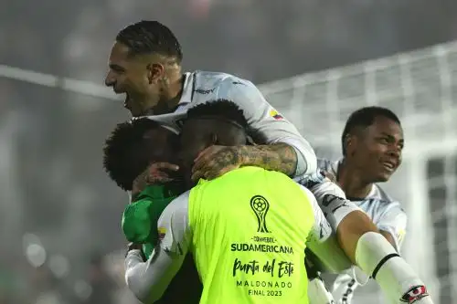 El portero de Liga de Quito, Alexander Domínguez (i), el delantero peruano de Liga de Quito, Paolo Guerrero, y sus compañeros celebran después de ganar en la tanda de penaltis del partido final del torneo de fútbol Copa Sudamericana entre Fortaleza de Brasil y Liga de Quito de Ecuador en el estadio Domingo Burgueño Miguel. en Maldonado, Uruguay, el 28 de octubre de 2023. Foto: AFP