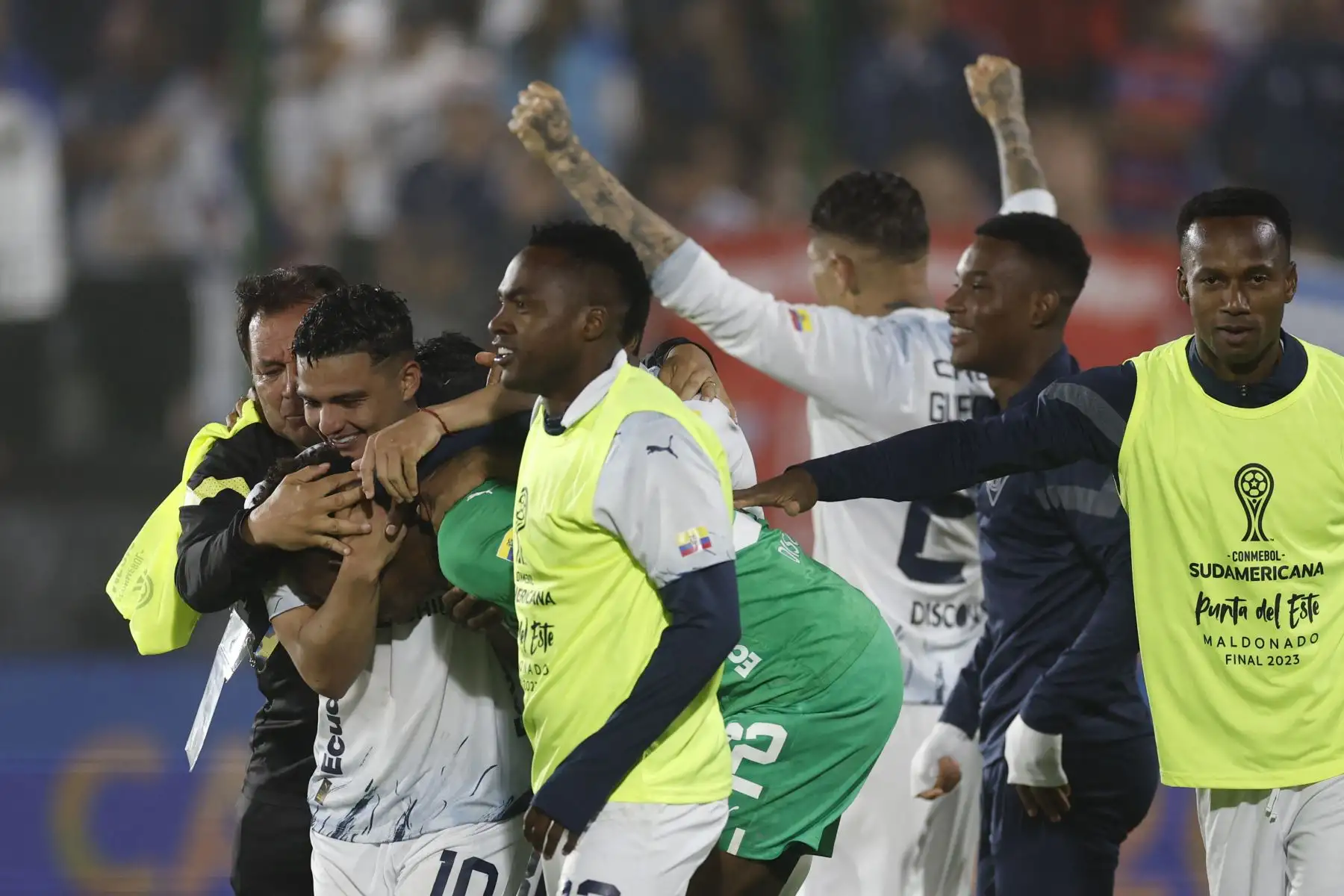 El portero de la Liga de Quito, Alexander Domínguez y sus compañeros celebran después de ganar la tanda de penaltis del partido final del torneo de fútbol Copa Sudamericana entre Fortaleza de Brasil y la Liga de Quito de Ecuador en el estadio Domingo Burgueño Miguel en Maldonado, Uruguay.
Foto: AFP