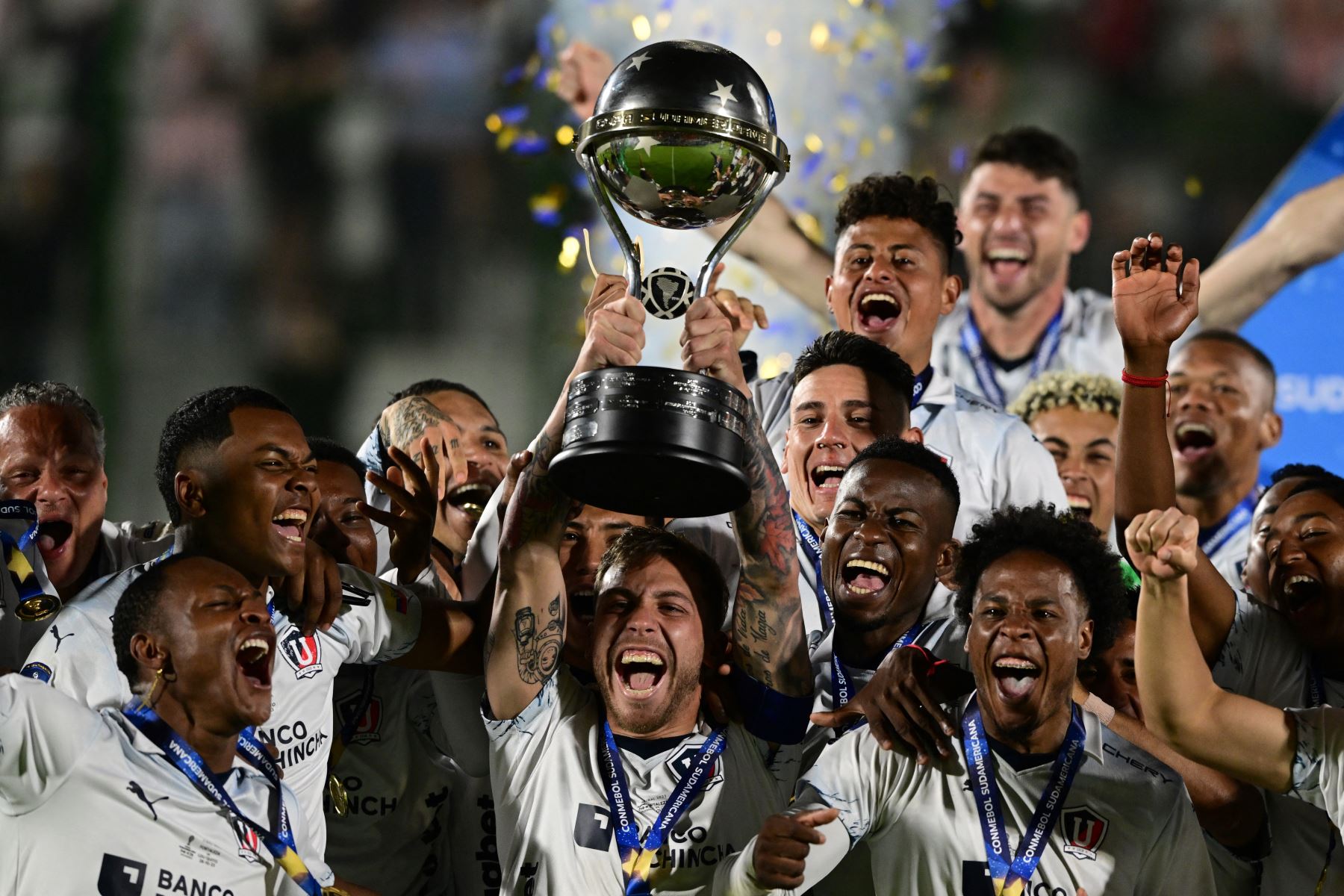 Los jugadores de la Liga de Quito celebran con el trofeo del torneo de fútbol Copa Sudamericana después del partido final entre Fortaleza de Brasil y Liga de Quito de Ecuador en el estadio Domingo Burgueño Miguel en Maldonado, Uruguay.
Foto: AFP