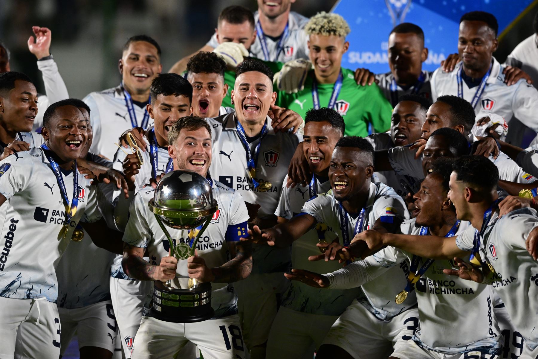 Los jugadores de la Liga de Quito celebran con el trofeo del torneo de fútbol Copa Sudamericana después del partido final entre Fortaleza de Brasil y Liga de Quito de Ecuador en el estadio Domingo Burgueño Miguel en Maldonado, Uruguay.
Foto: AFP