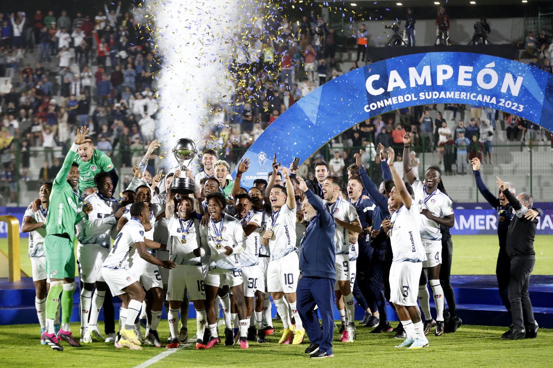 Los jugadores de la Liga de Quito celebran con el trofeo del torneo de fútbol Copa Sudamericana después del partido final entre Fortaleza de Brasil y Liga de Quito de Ecuador en el estadio Domingo Burgueño Miguel en Maldonado, Uruguay.
Foto: AFP