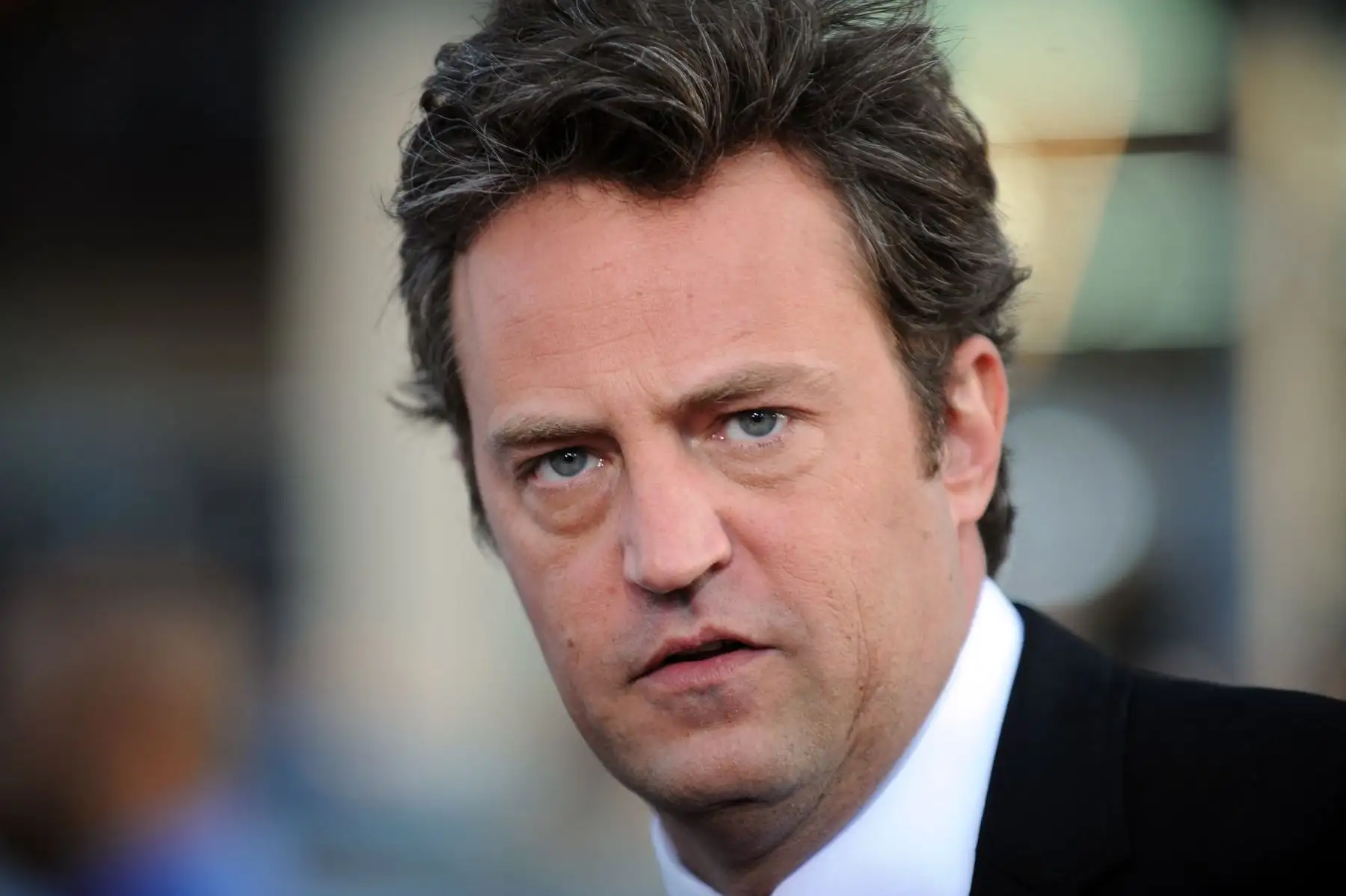 El actor Matthew Perry llega al estreno de 17 Again en Los Ángeles en el Grauman